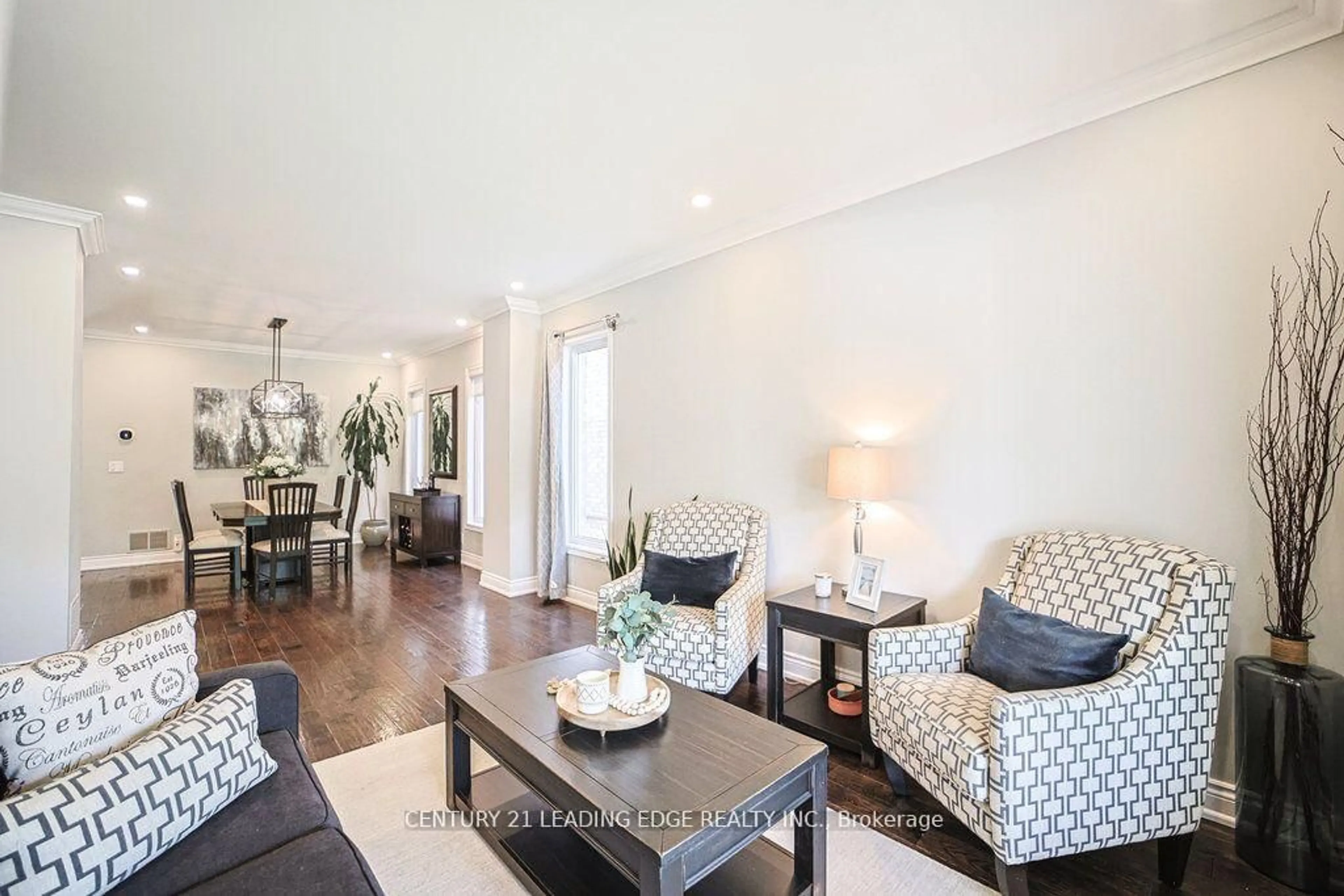 Living room with furniture, wood/laminate floor for 204 Ivy Jay Cres, Aurora Ontario L4G 0E9