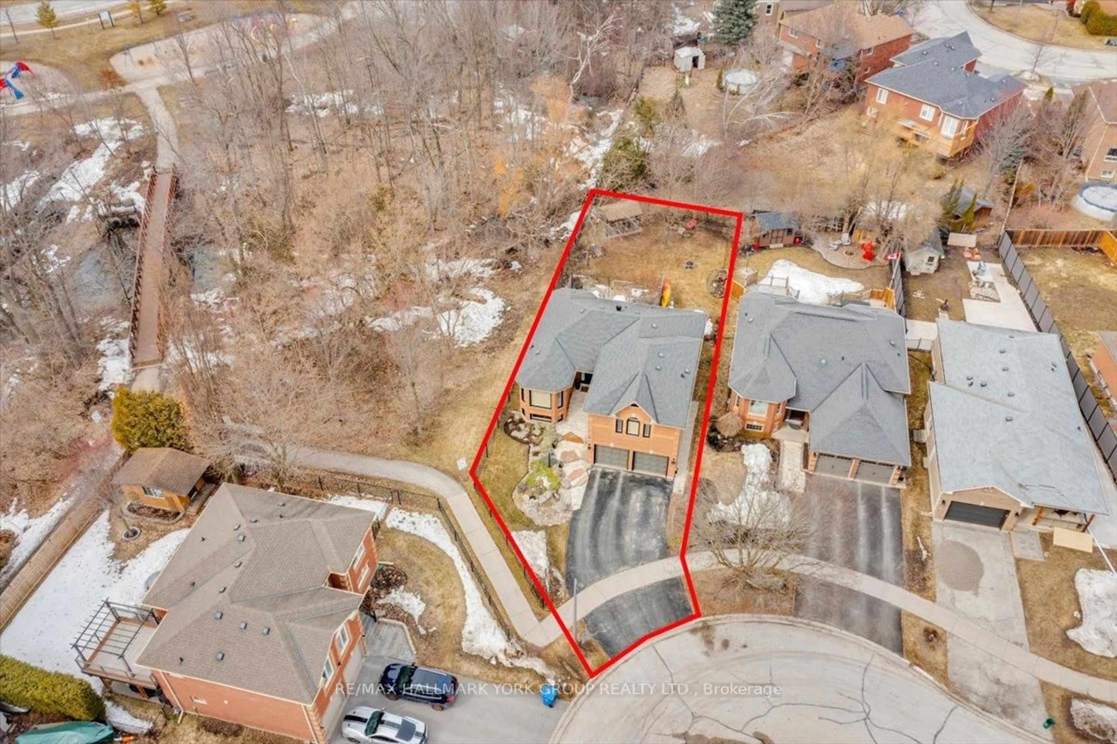 A pic from outside/outdoor area/front of a property/back of a property/a pic from drone, street for 22 Margaret Pl, Georgina Ontario L4P 3X2