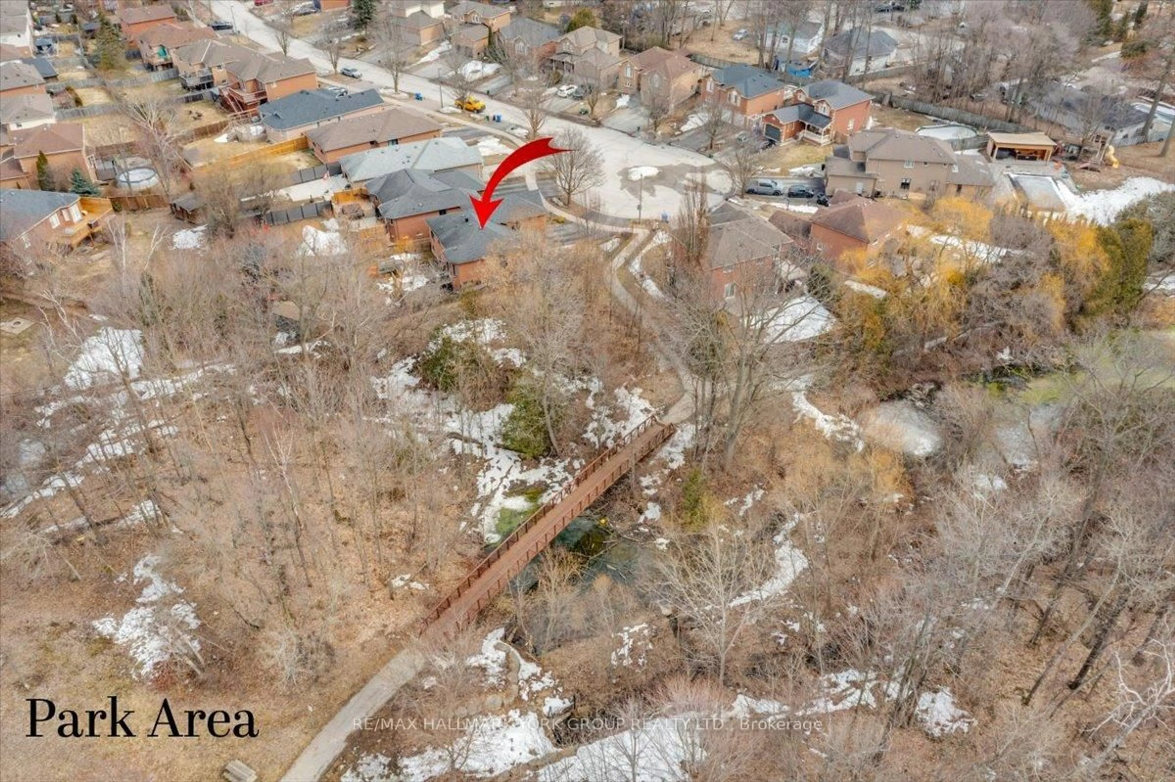 A pic from outside/outdoor area/front of a property/back of a property/a pic from drone, street for 22 Margaret Pl, Georgina Ontario L4P 3X2