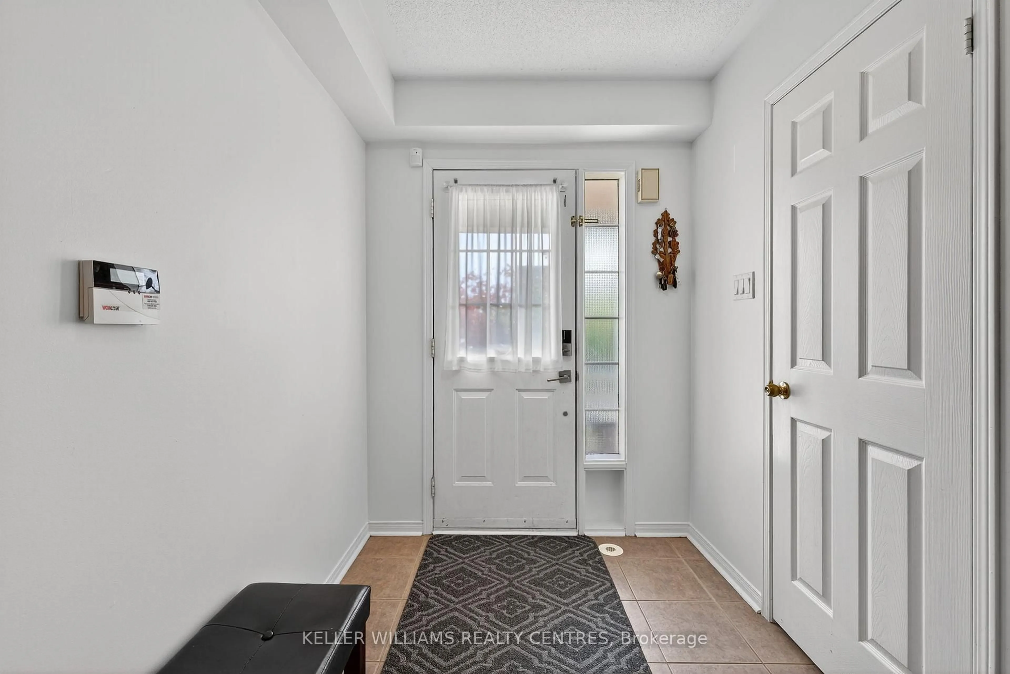 Indoor entryway for 70 Burgess Cres, Newmarket Ontario L3X 2T7