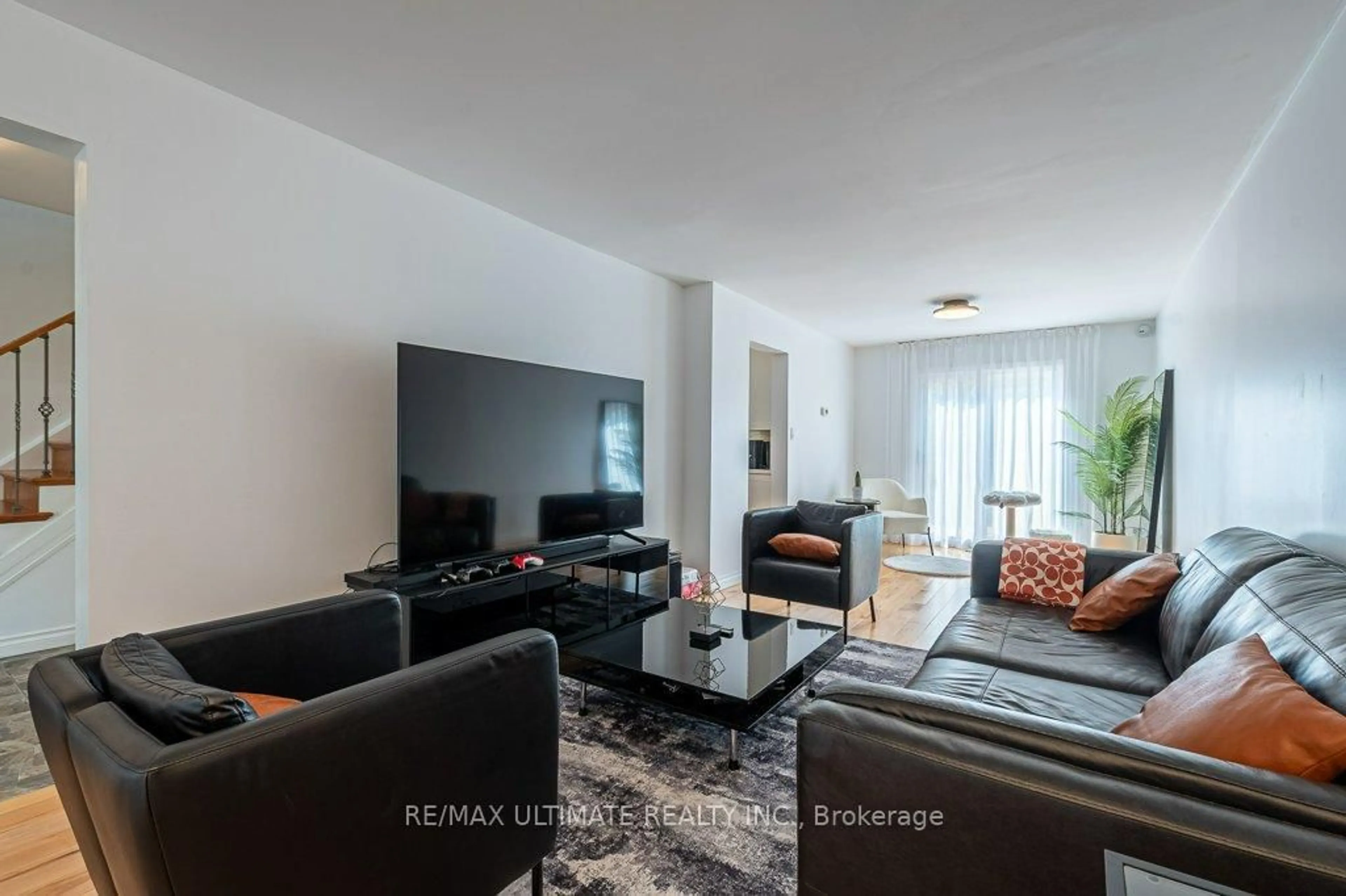 Living room with furniture, unknown for 23 Morrow Dr, New Tecumseth Ontario L9R 1M6