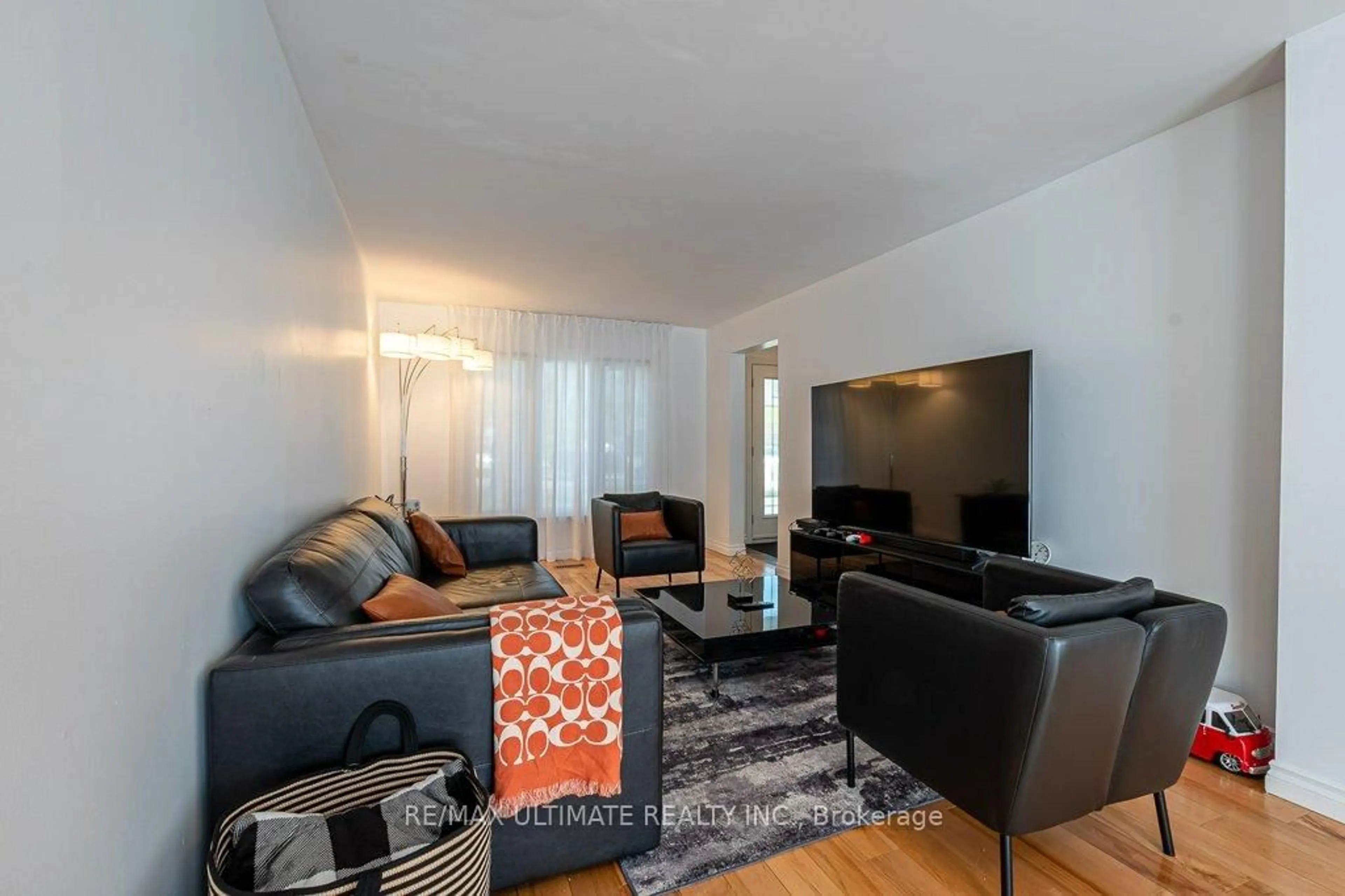 Living room with furniture, wood/laminate floor for 23 Morrow Dr, New Tecumseth Ontario L9R 1M6