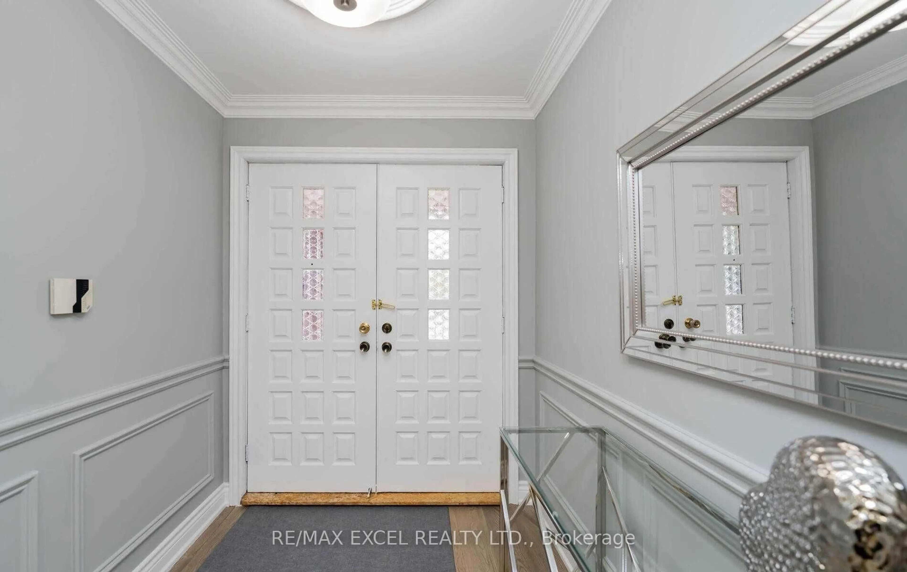 Indoor entryway for 20 Garden Ave, Richmond Hill Ontario L4C 6L9