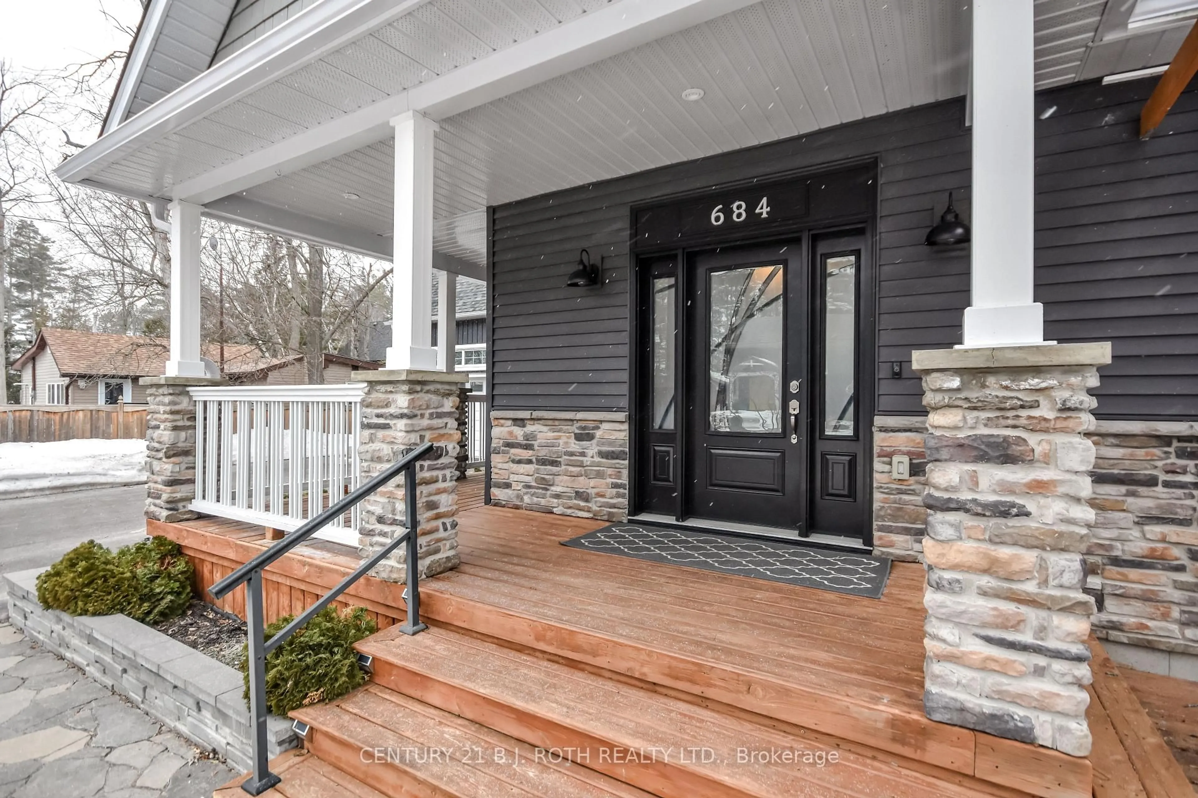Indoor entryway for 684 Park Rd, Innisfil Ontario L9S 2E1