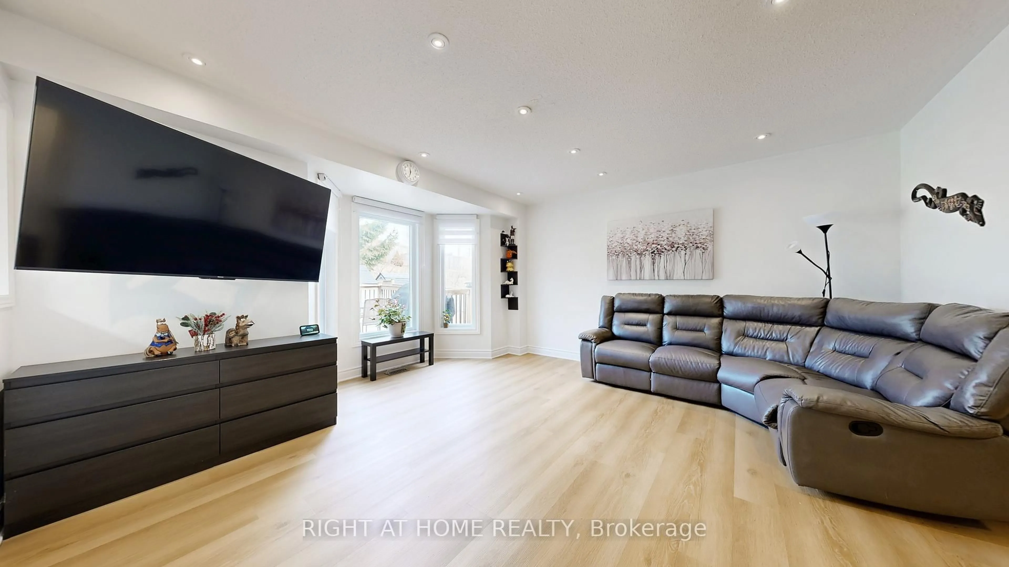 Living room with furniture, wood/laminate floor for 559 Walpole Cres, Newmarket Ontario L3X 2B5