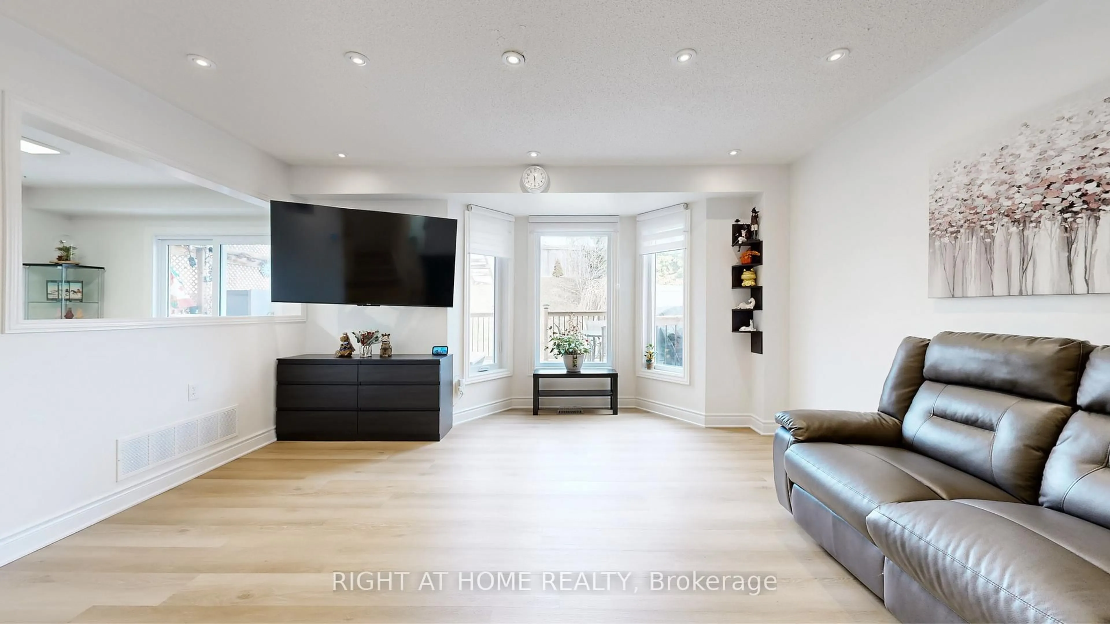 Home theater for 559 Walpole Cres, Newmarket Ontario L3X 2B5