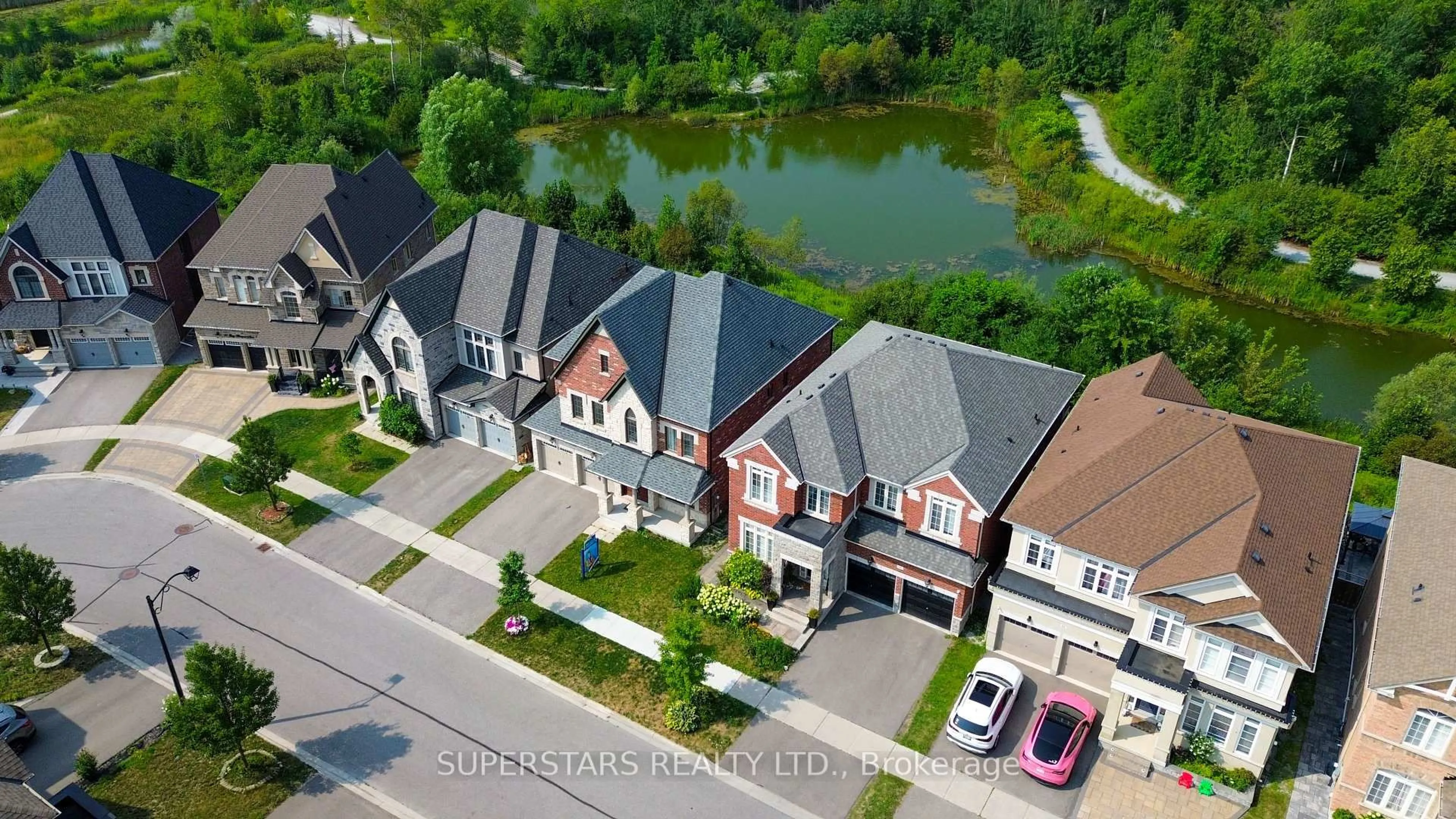 A pic from outside/outdoor area/front of a property/back of a property/a pic from drone, street for 31 Roy Harper Ave, Aurora Ontario L4G 0V4