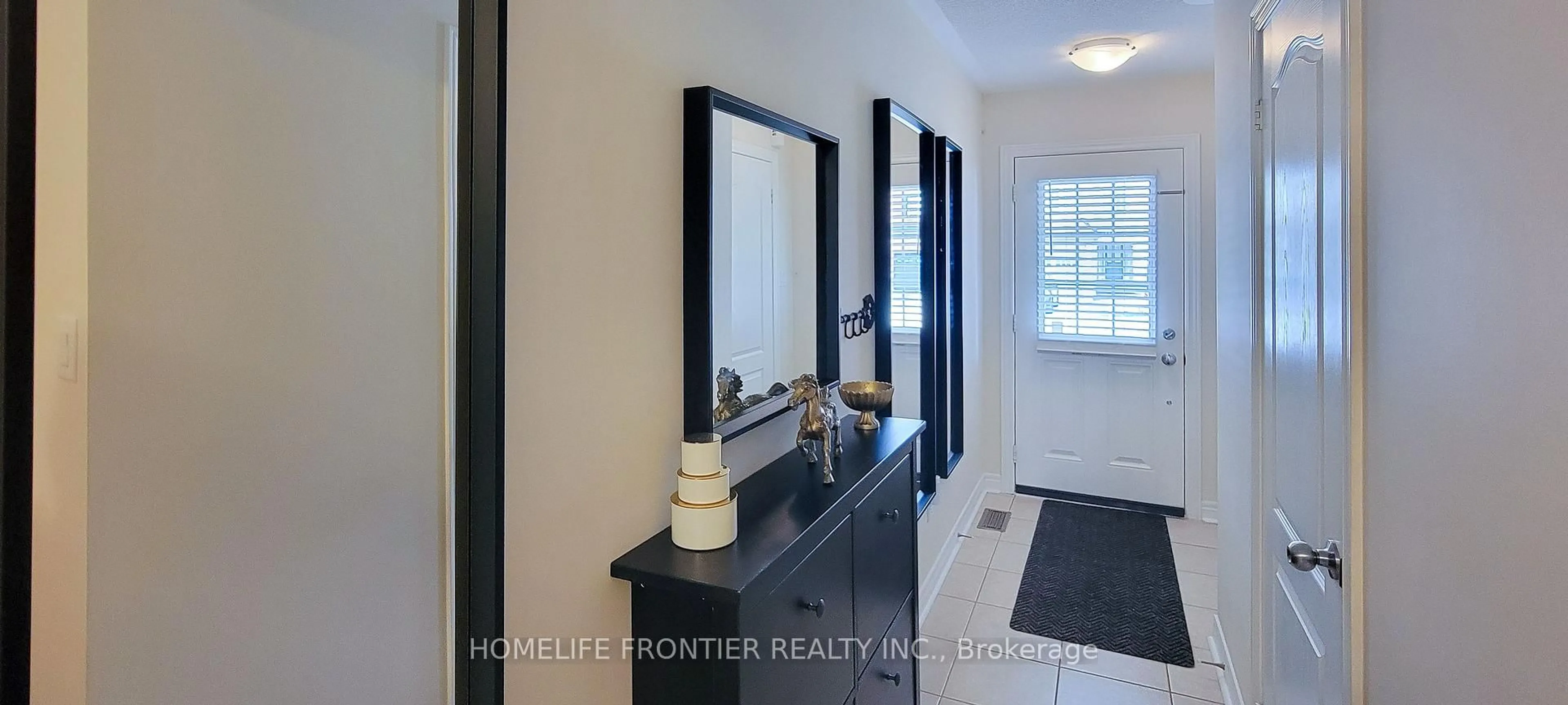 Indoor entryway for 43 Sundragon Tr, Bradford West Gwillimbury Ontario L3Z 0H4