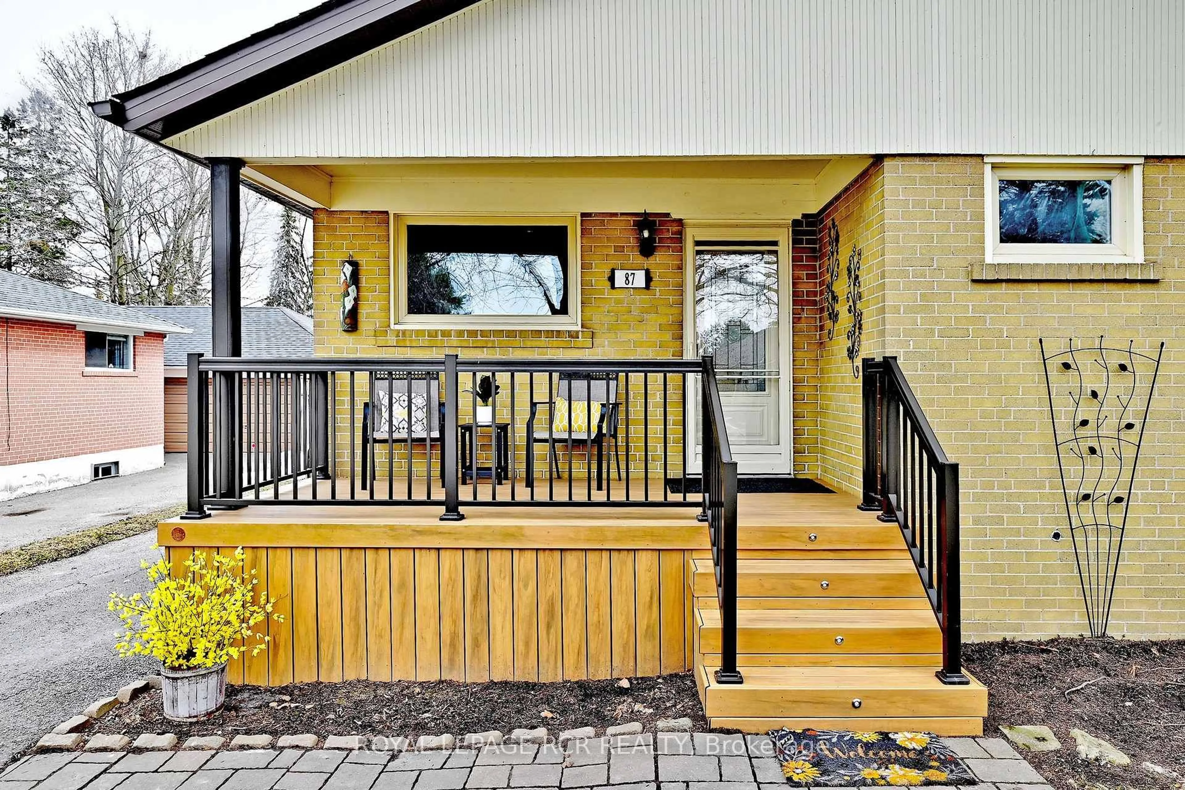 Patio, street for 87 Richardson Dr, Aurora Ontario L4G 1Z4