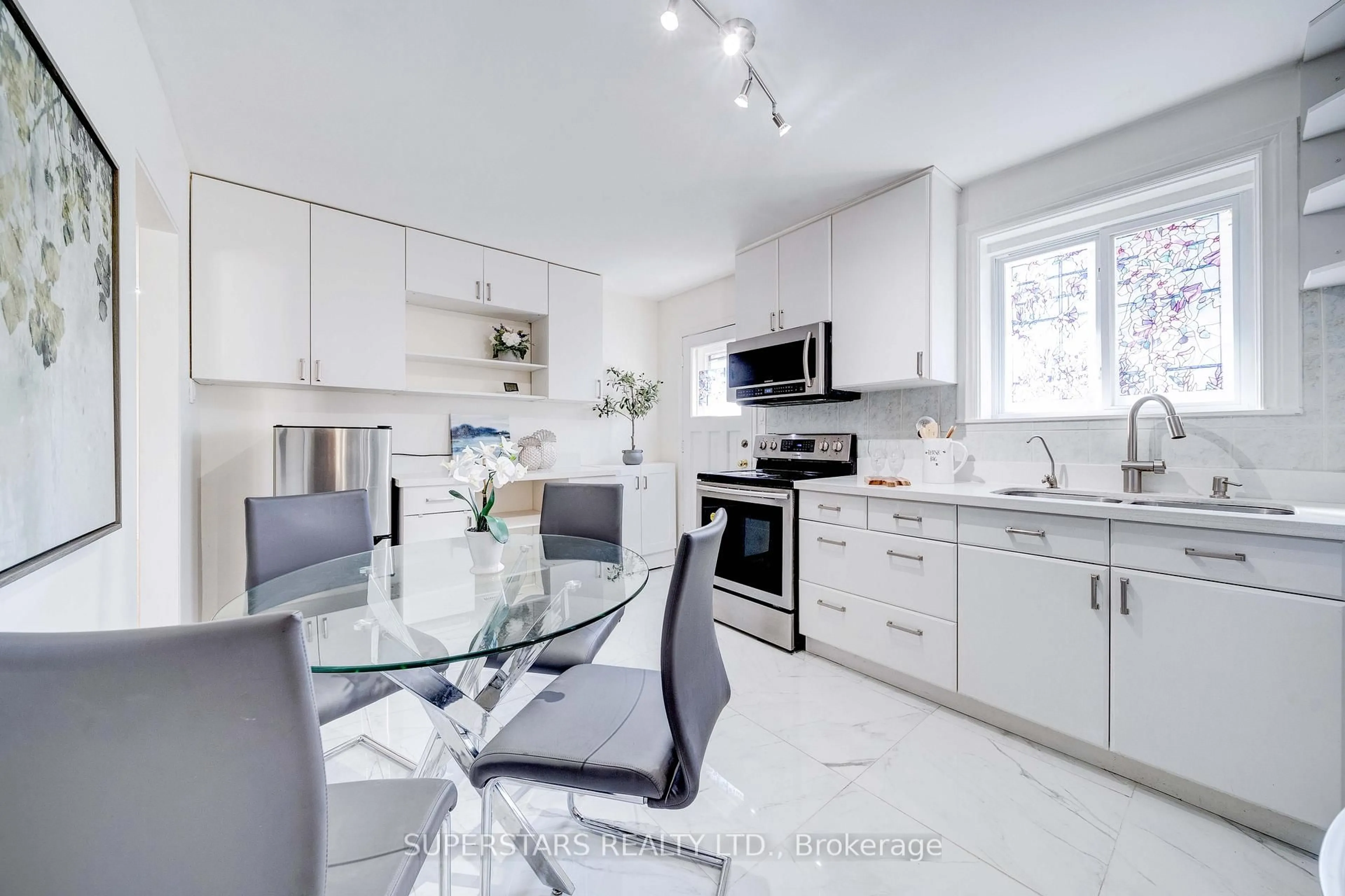 Open concept kitchen, ceramic/tile floor for 199 Patterson St, Newmarket Ontario L3Y 3L5