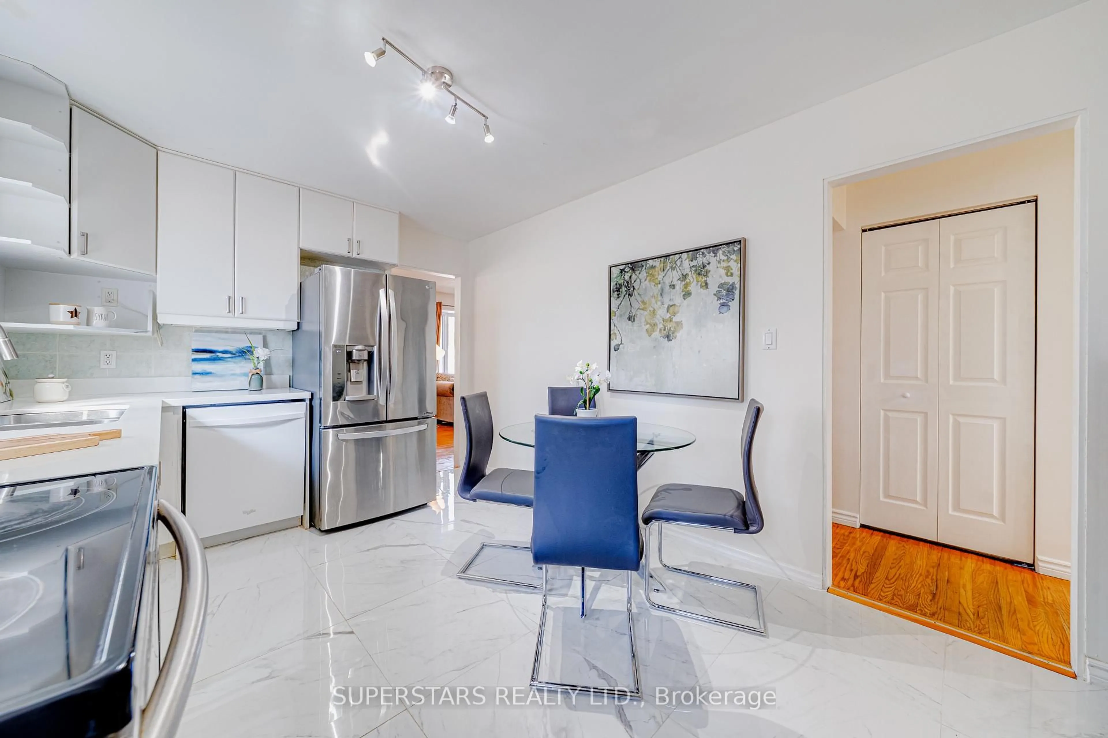 Open concept kitchen, ceramic/tile floor for 199 Patterson St, Newmarket Ontario L3Y 3L5