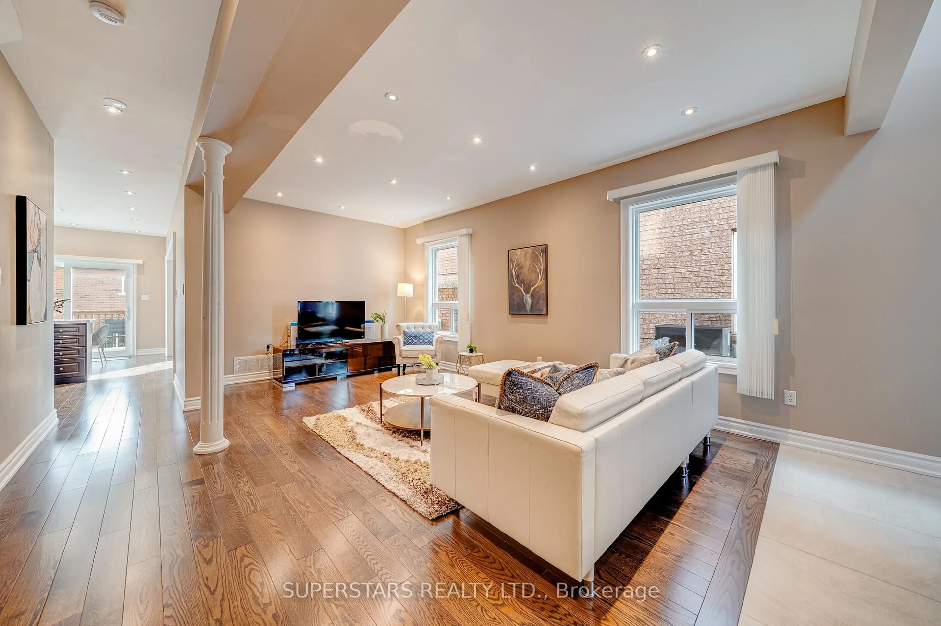 Living room with furniture, wood/laminate floor for 84 Fortune Cres, Richmond Hill Ontario L4S 1T5