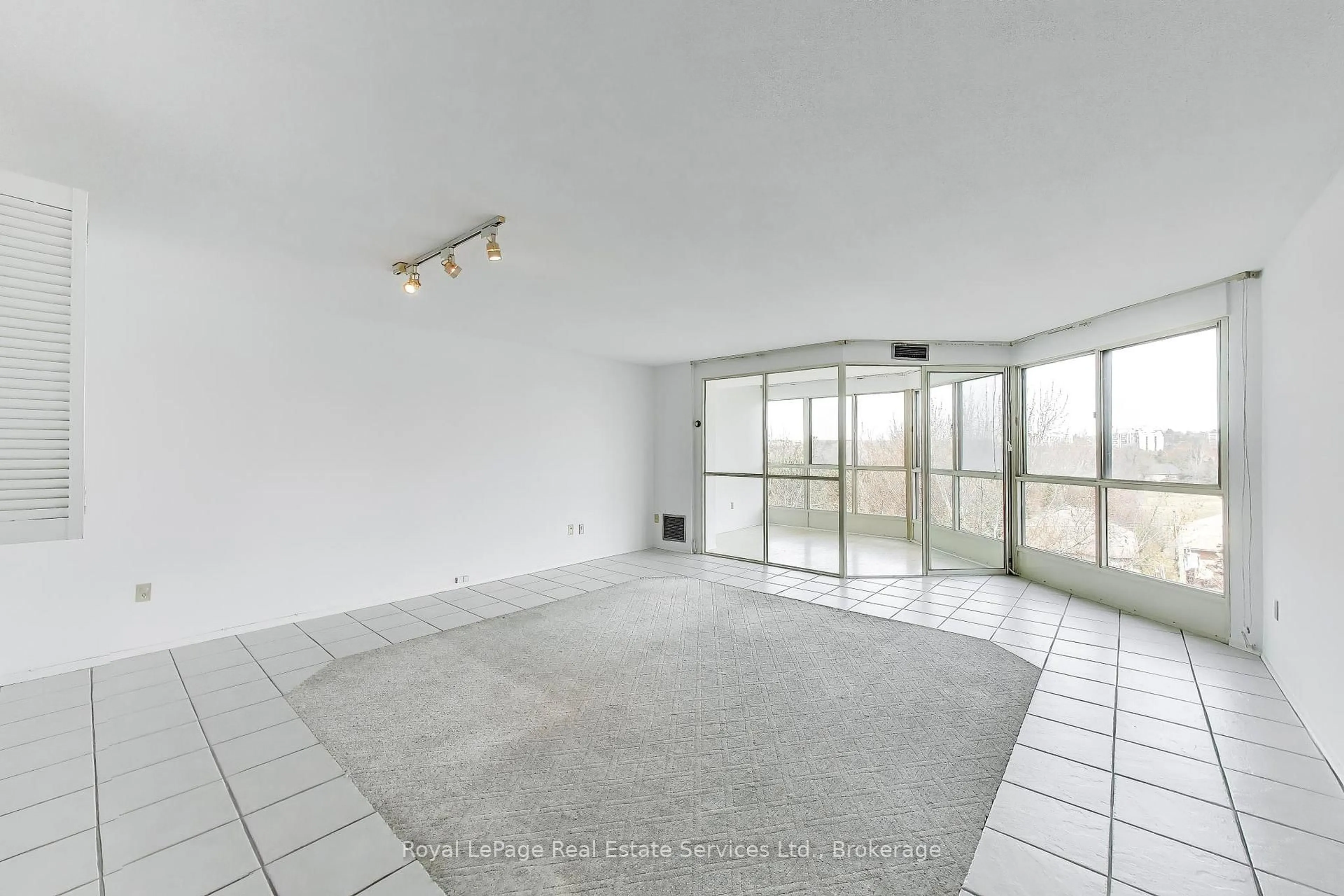 A pic of a room for 5 Weldrick Rd #611, Richmond Hill Ontario L4C 8S9