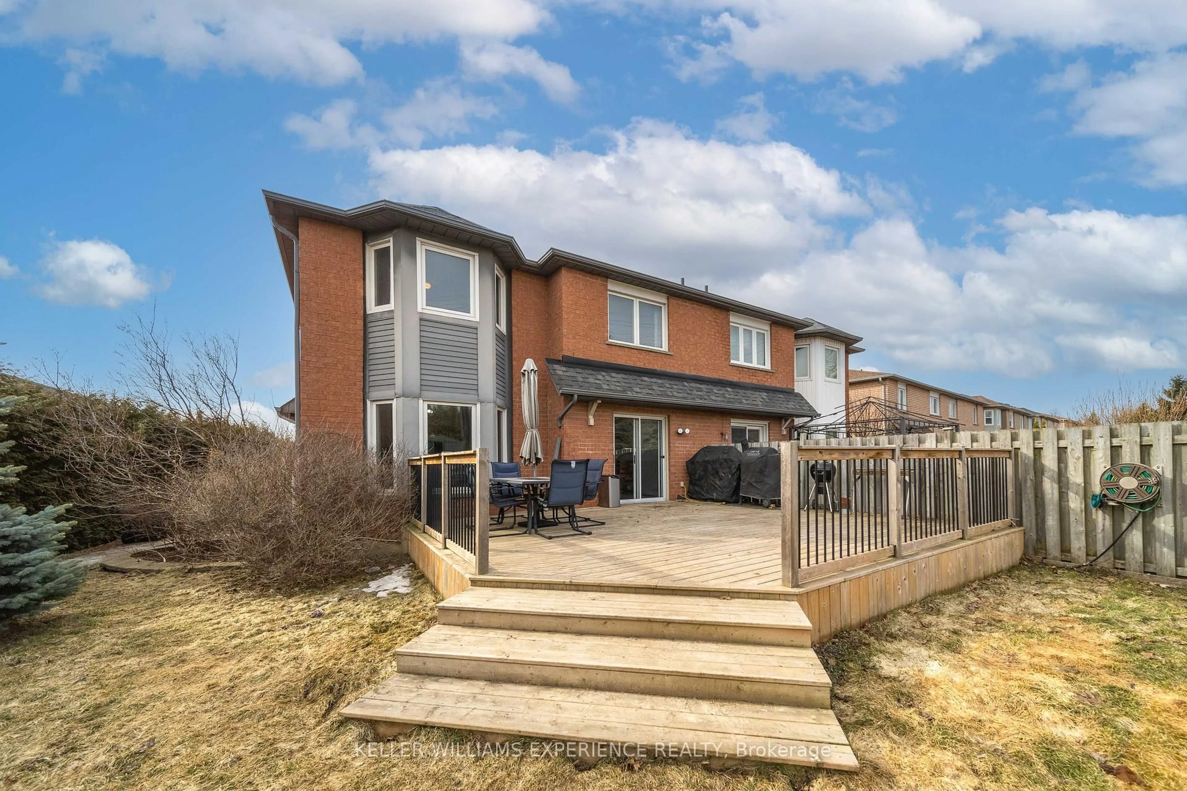 A pic from outside/outdoor area/front of a property/back of a property/a pic from drone, street for 599 Walpole Cres, Newmarket Ontario L3X 2B5