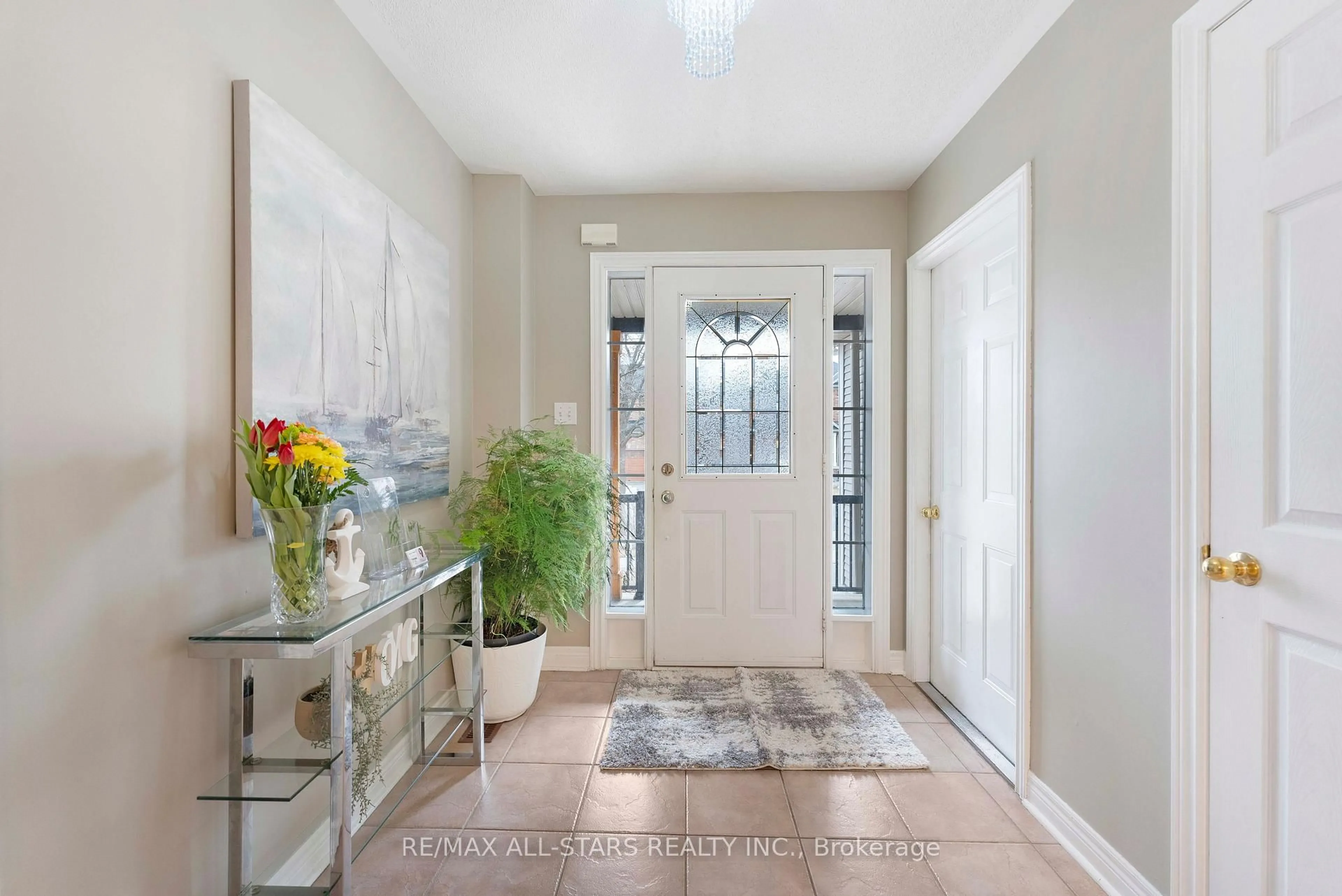 Indoor entryway for 18 Reddenhurst Cres, Georgina Ontario L4P 4G1