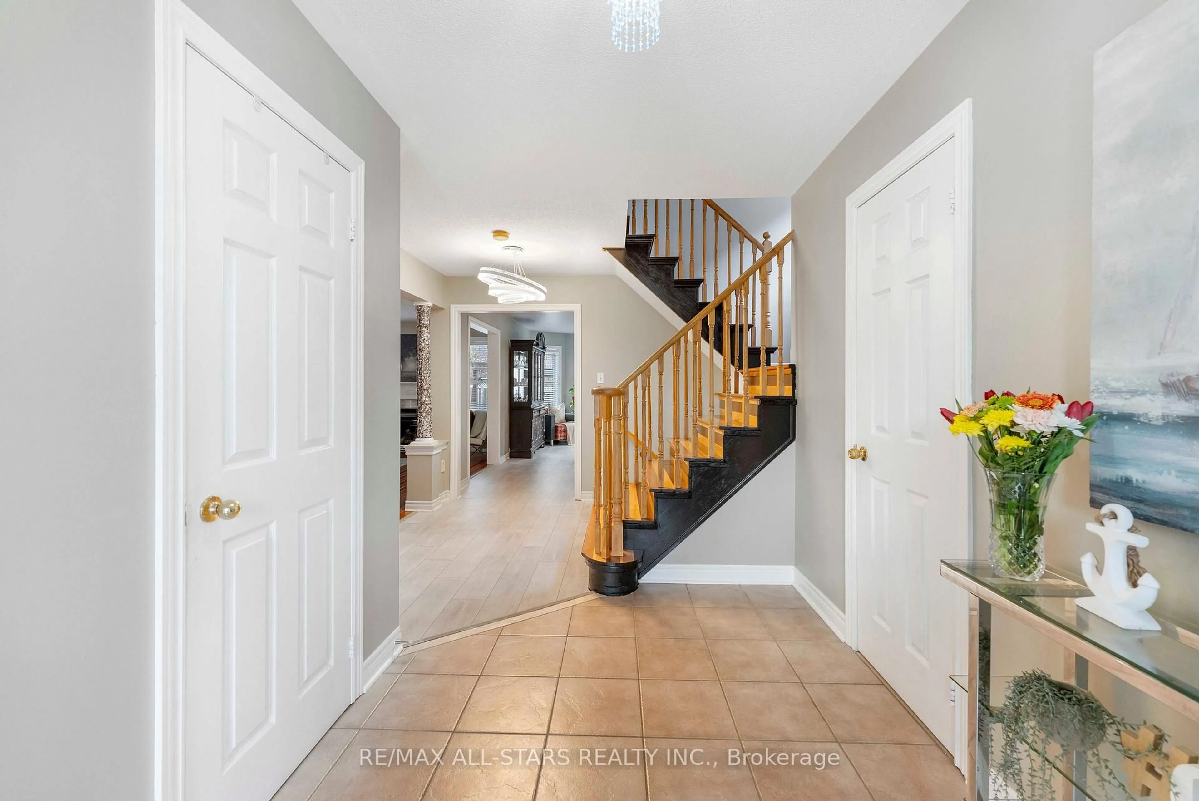 Indoor foyer for 18 Reddenhurst Cres, Georgina Ontario L4P 4G1