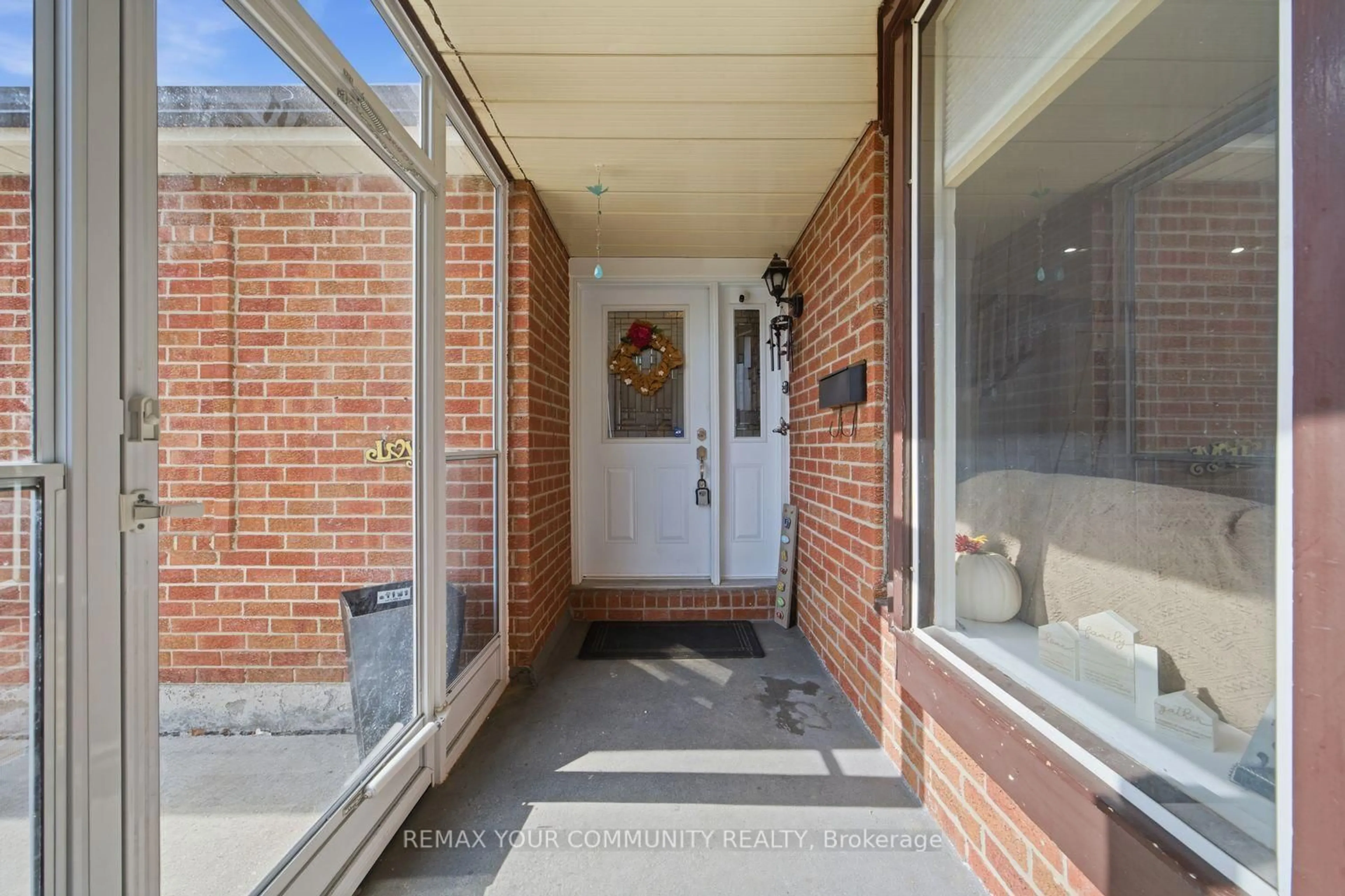 Indoor entryway for 130 Andrea Lane, Vaughan Ontario L4L 1E7