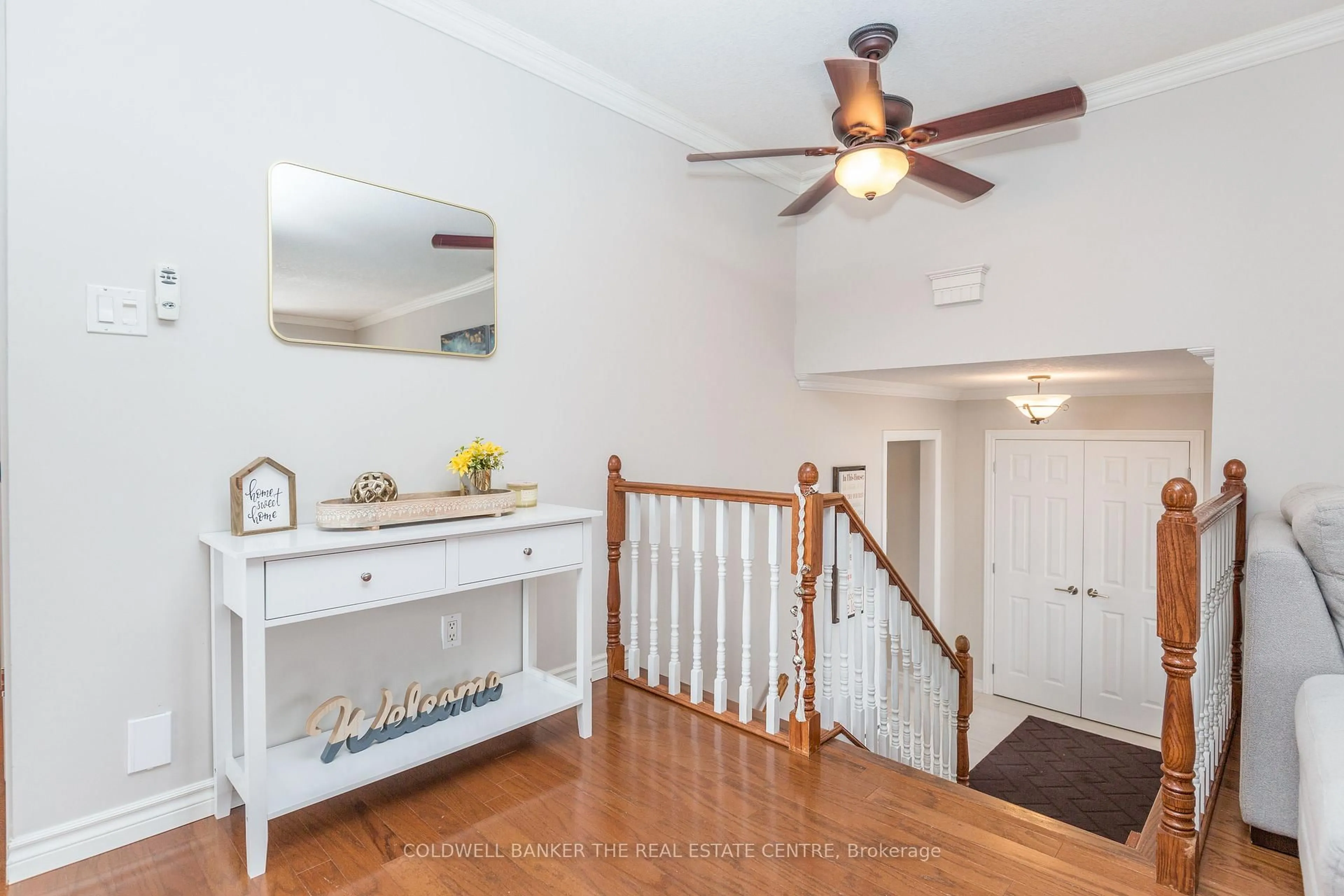 Indoor entryway for 2218 Mildred Ave, Innisfil Ontario L9S 2B9