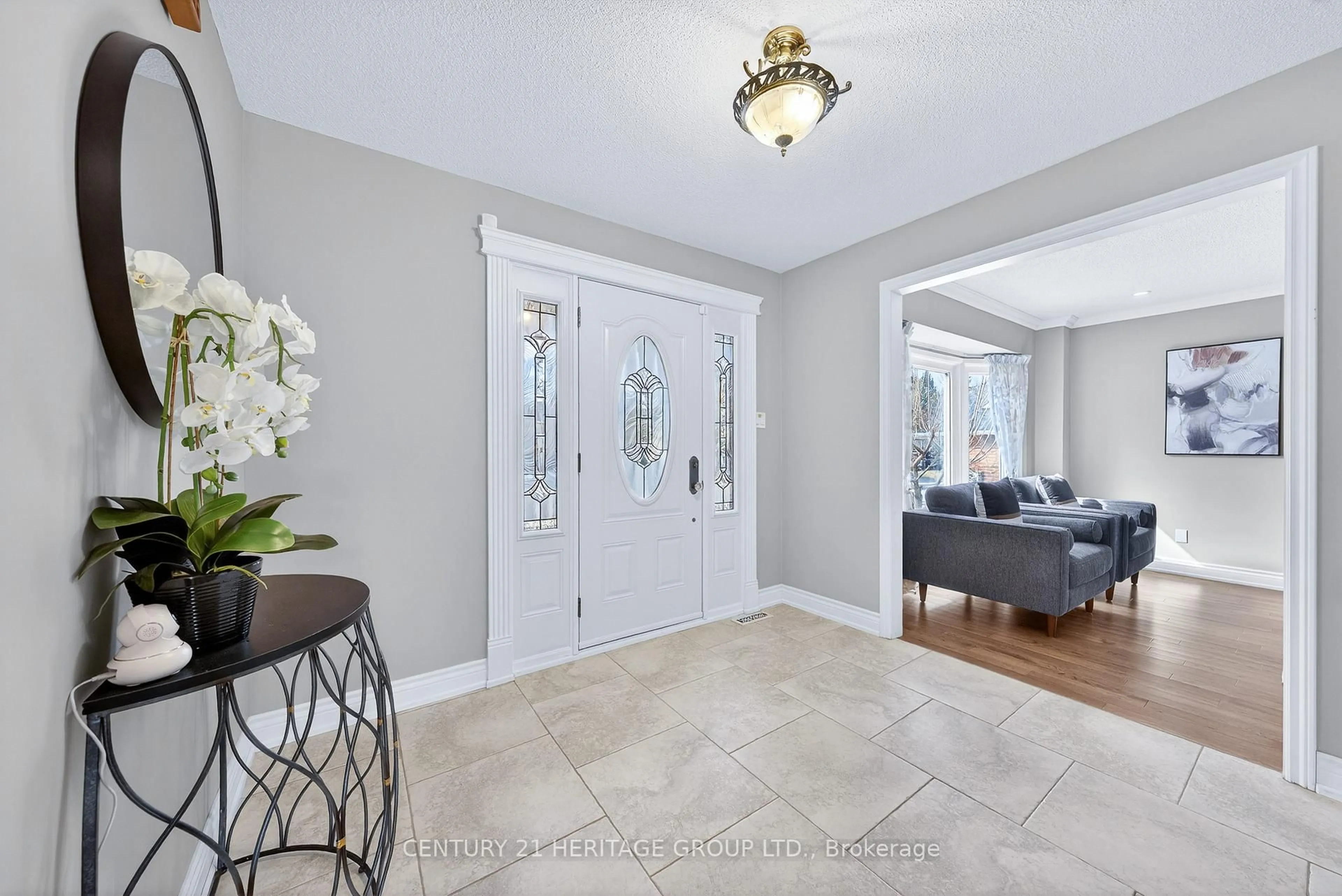 Indoor entryway for 483 Alex Doner Dr, Newmarket Ontario L3X 1C3