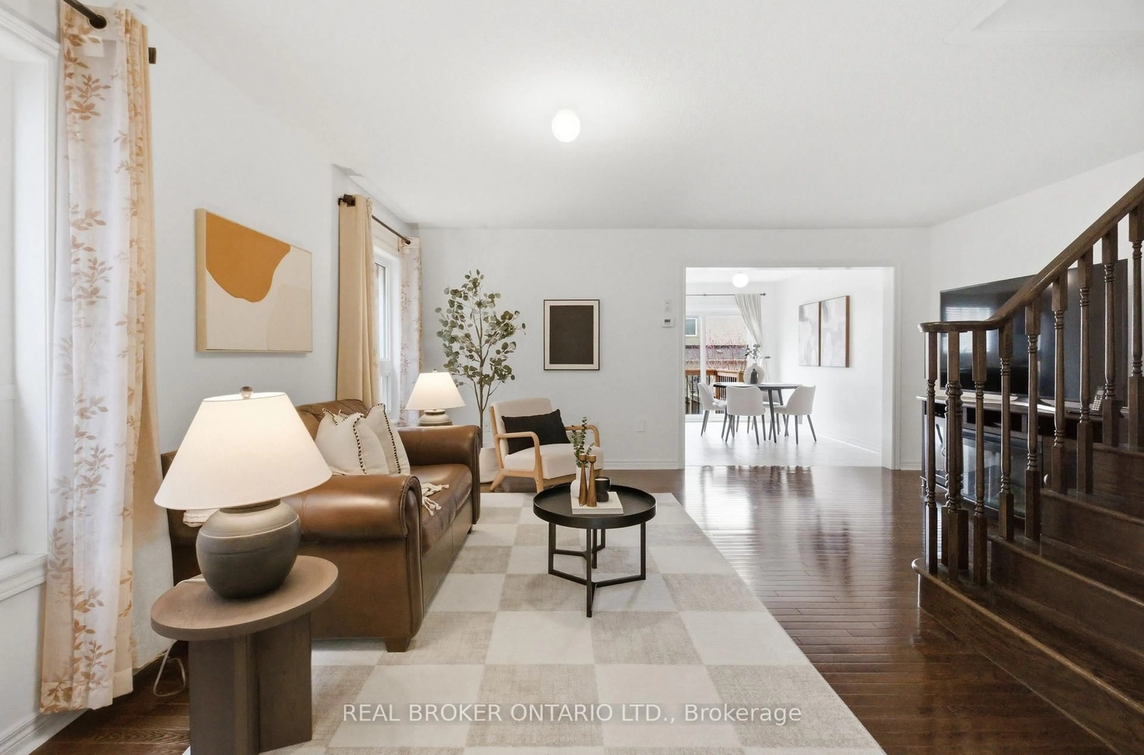 Living room with furniture, unknown for 35 Harvest Hills Blvd, East Gwillimbury Ontario L9N 0A6