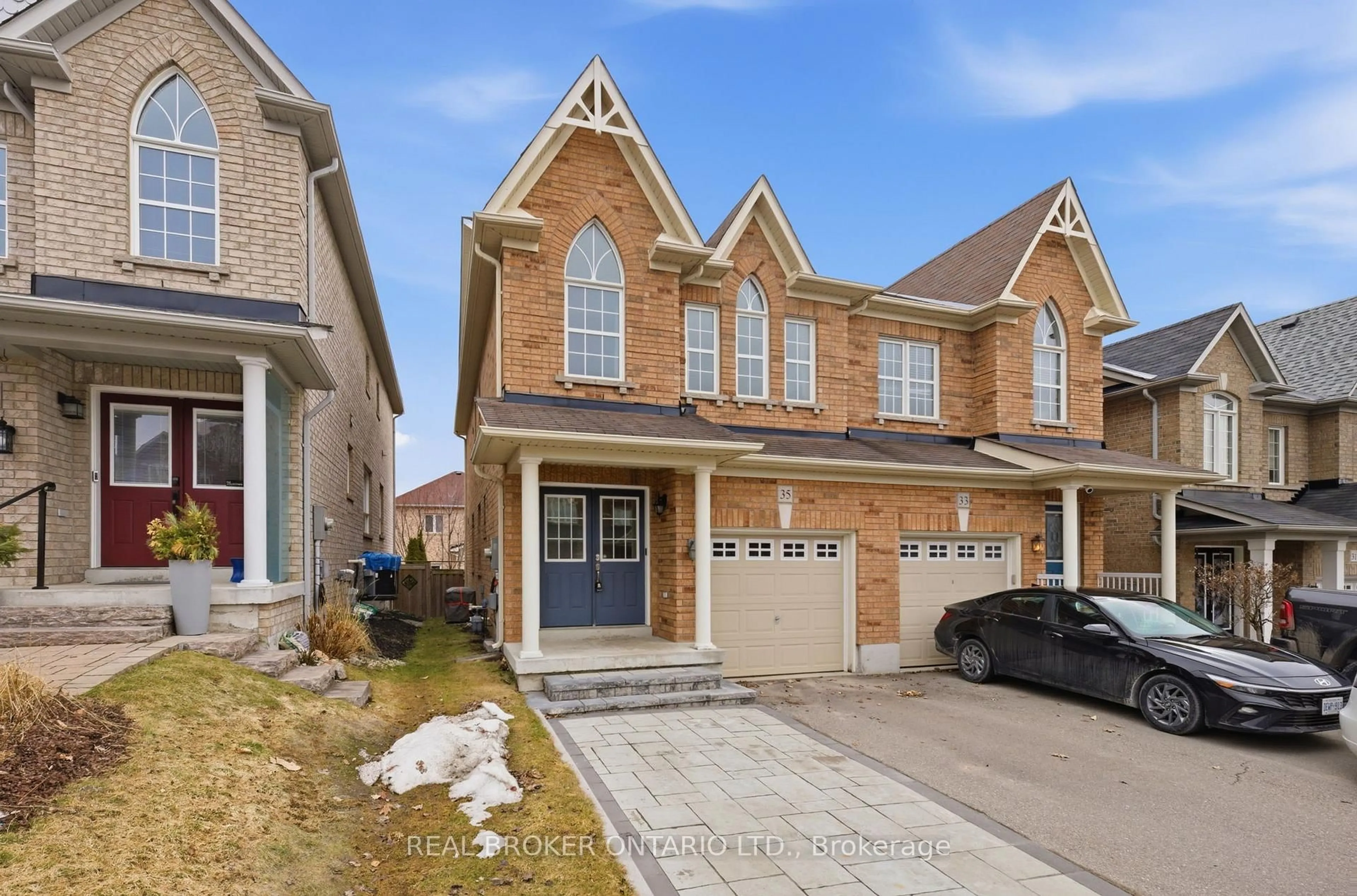 Home with brick exterior material, street for 35 Harvest Hills Blvd, East Gwillimbury Ontario L9N 0A6