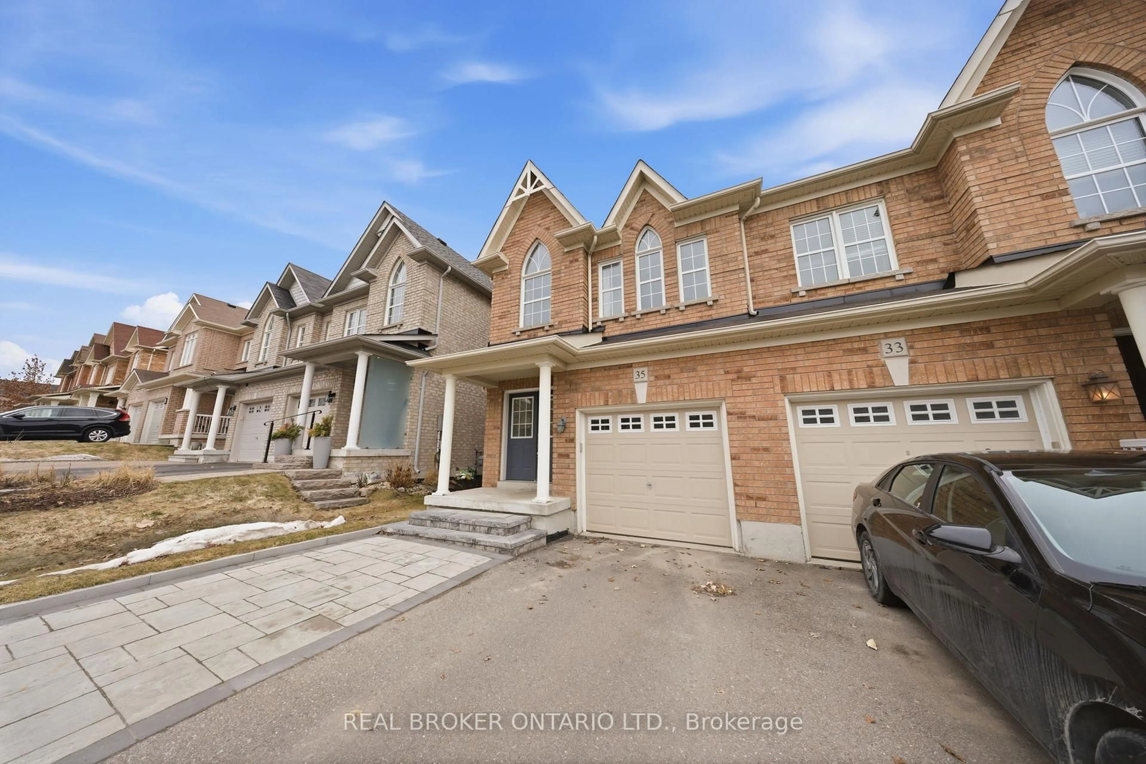 Home with brick exterior material, street for 35 Harvest Hills Blvd, East Gwillimbury Ontario L9N 0A6