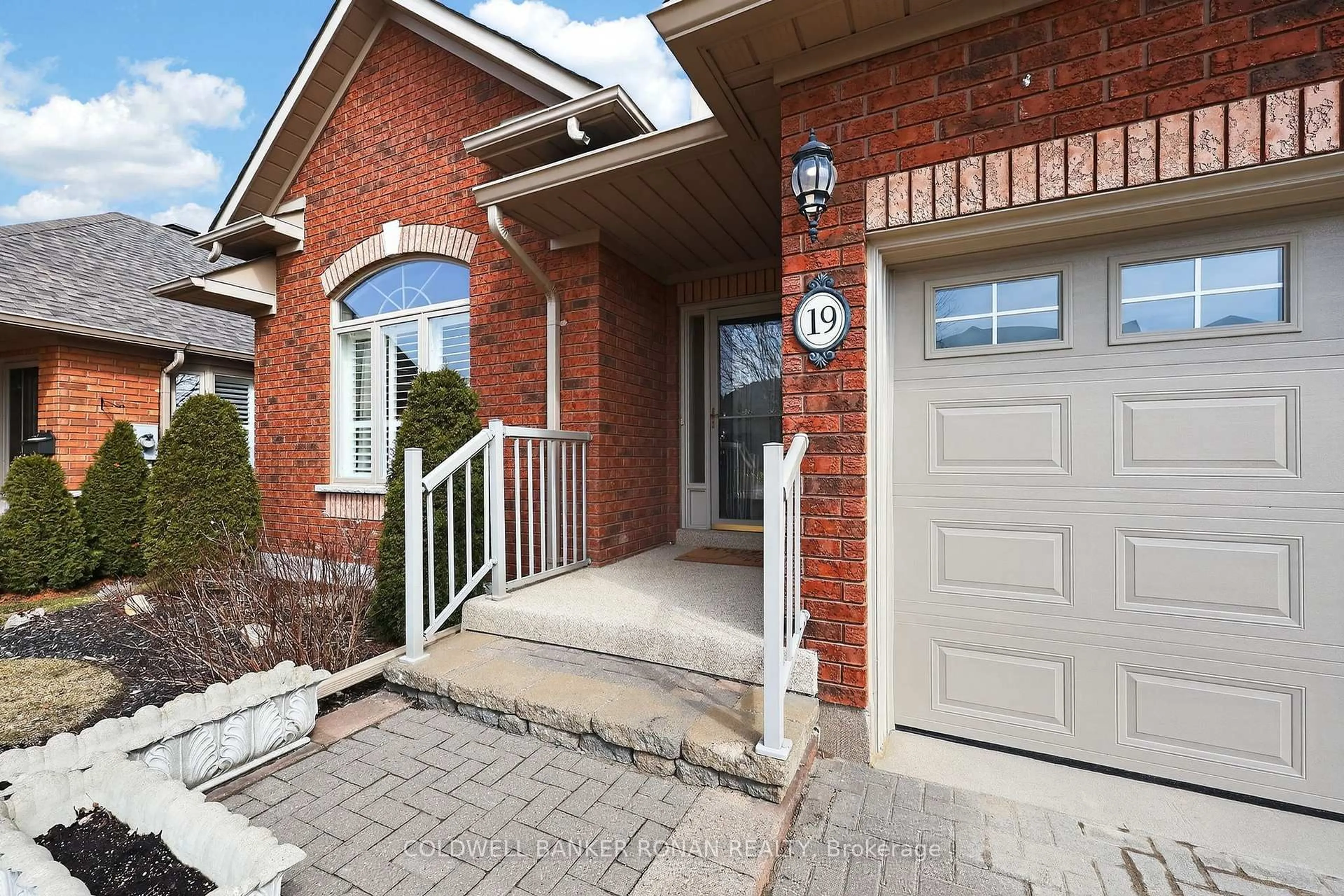 Home with brick exterior material, street for 19 Bella Vista Tr, New Tecumseth Ontario L9R 2B3
