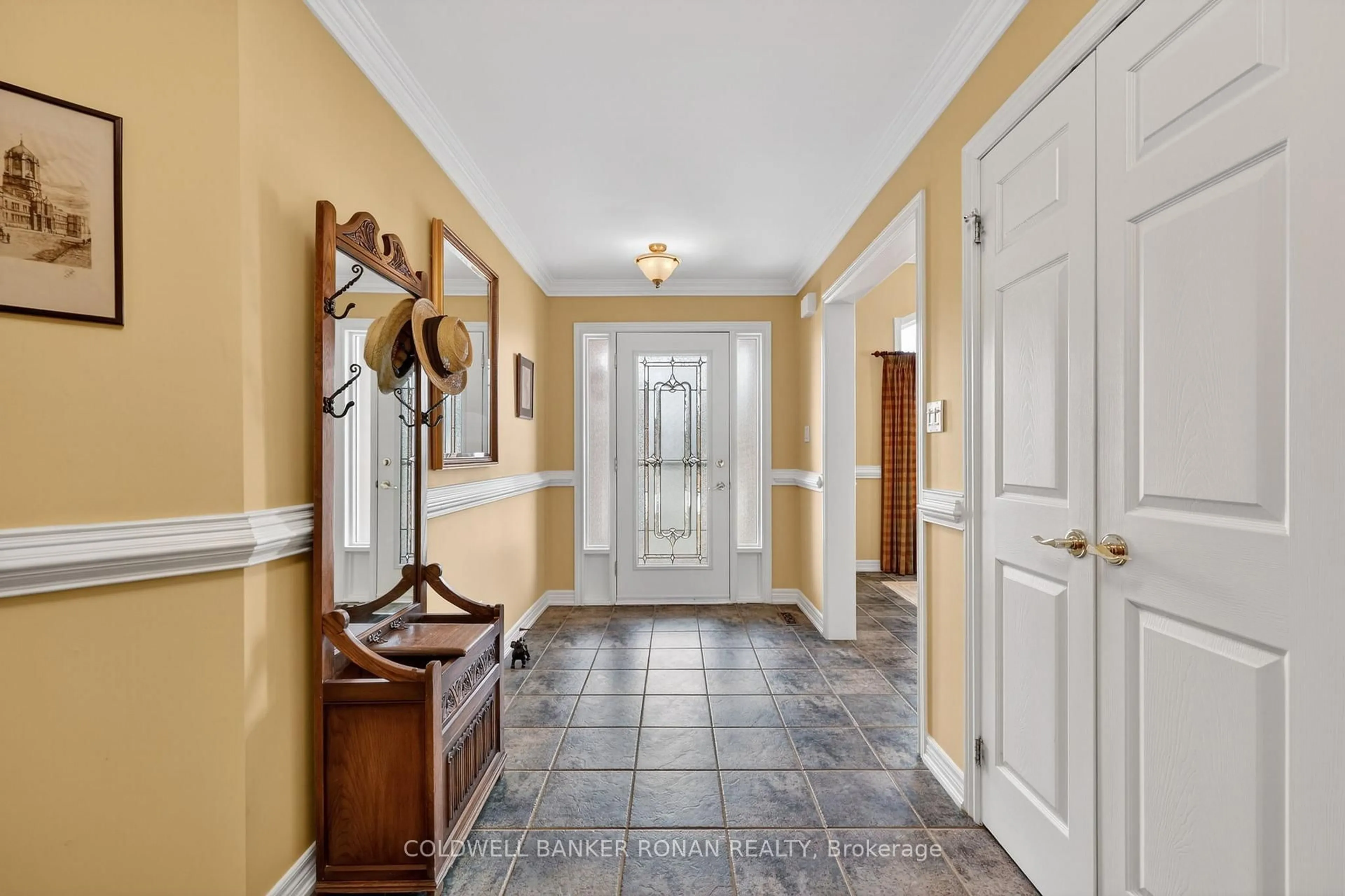 Indoor entryway for 19 Bella Vista Tr, New Tecumseth Ontario L9R 2B3