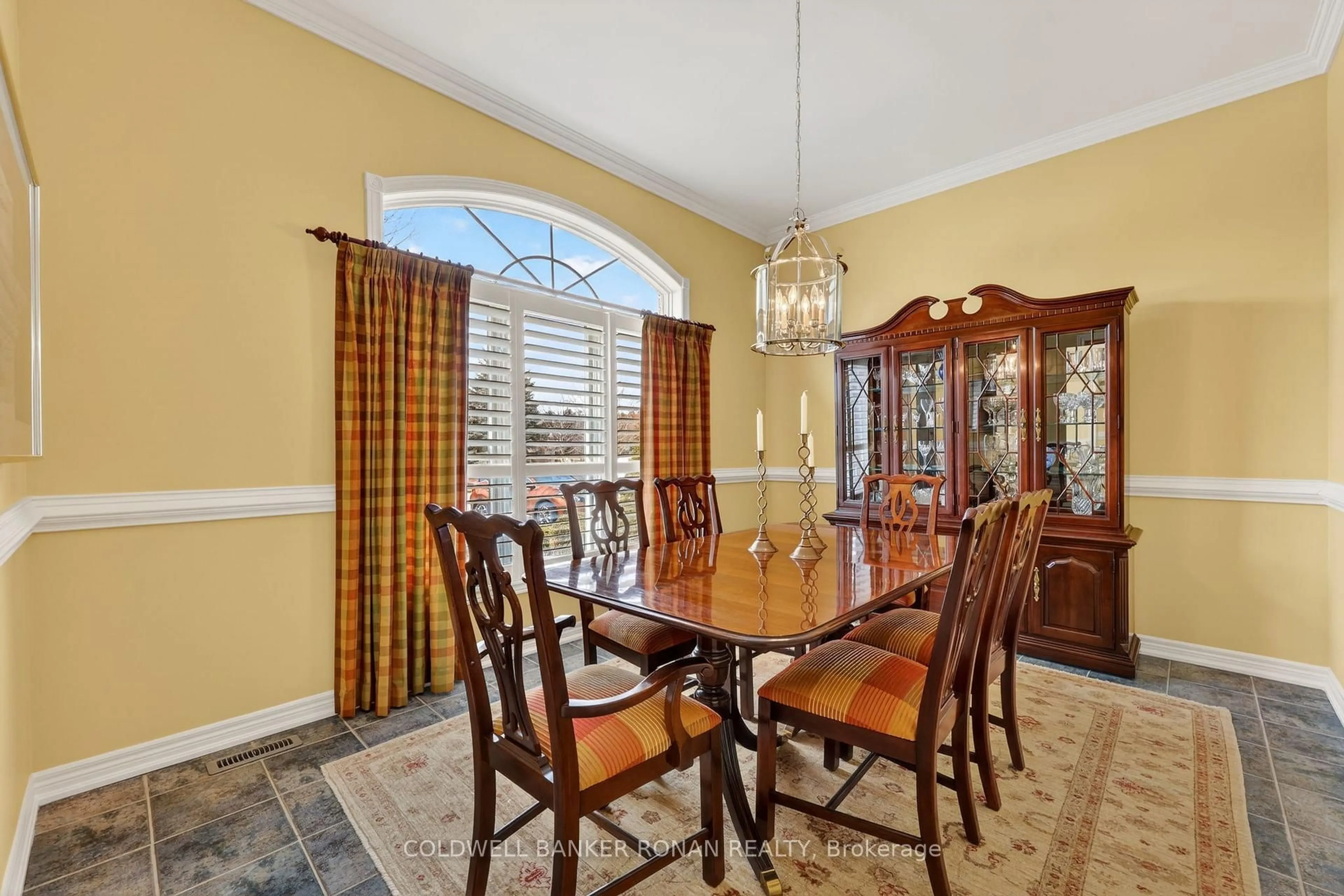 Dining room, ceramic/tile floor for 19 Bella Vista Tr, New Tecumseth Ontario L9R 2B3