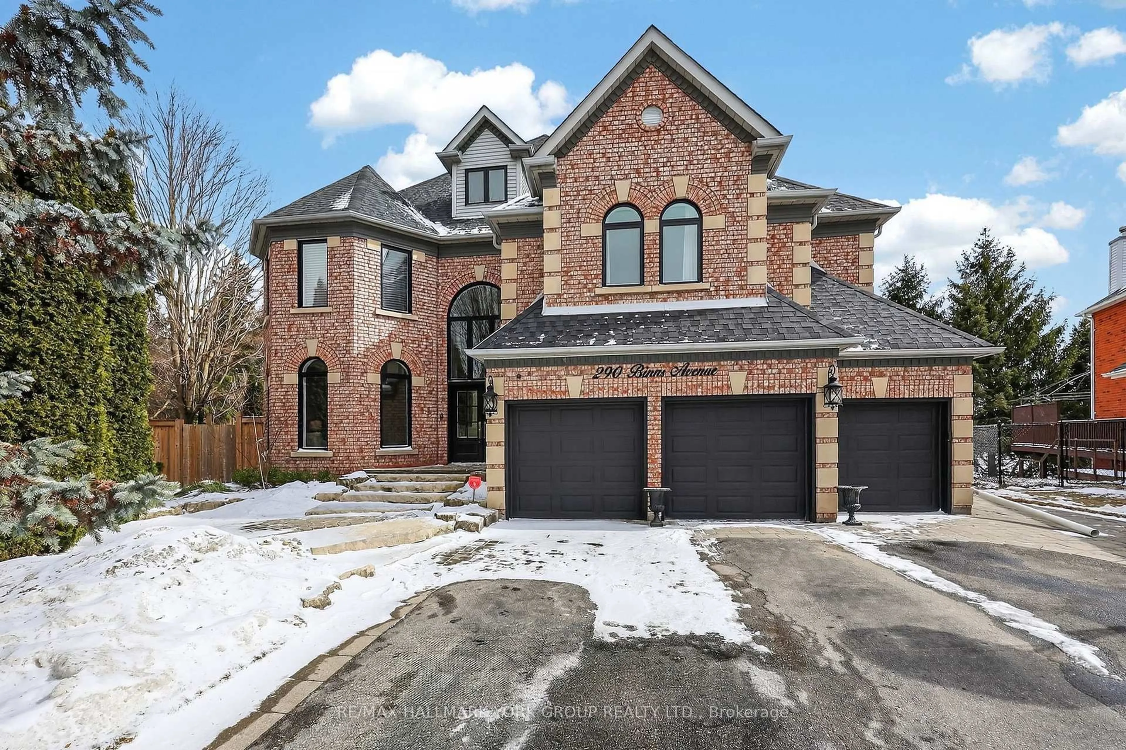 Home with brick exterior material, street for 290 Binns Ave, Newmarket Ontario L3X 1T6