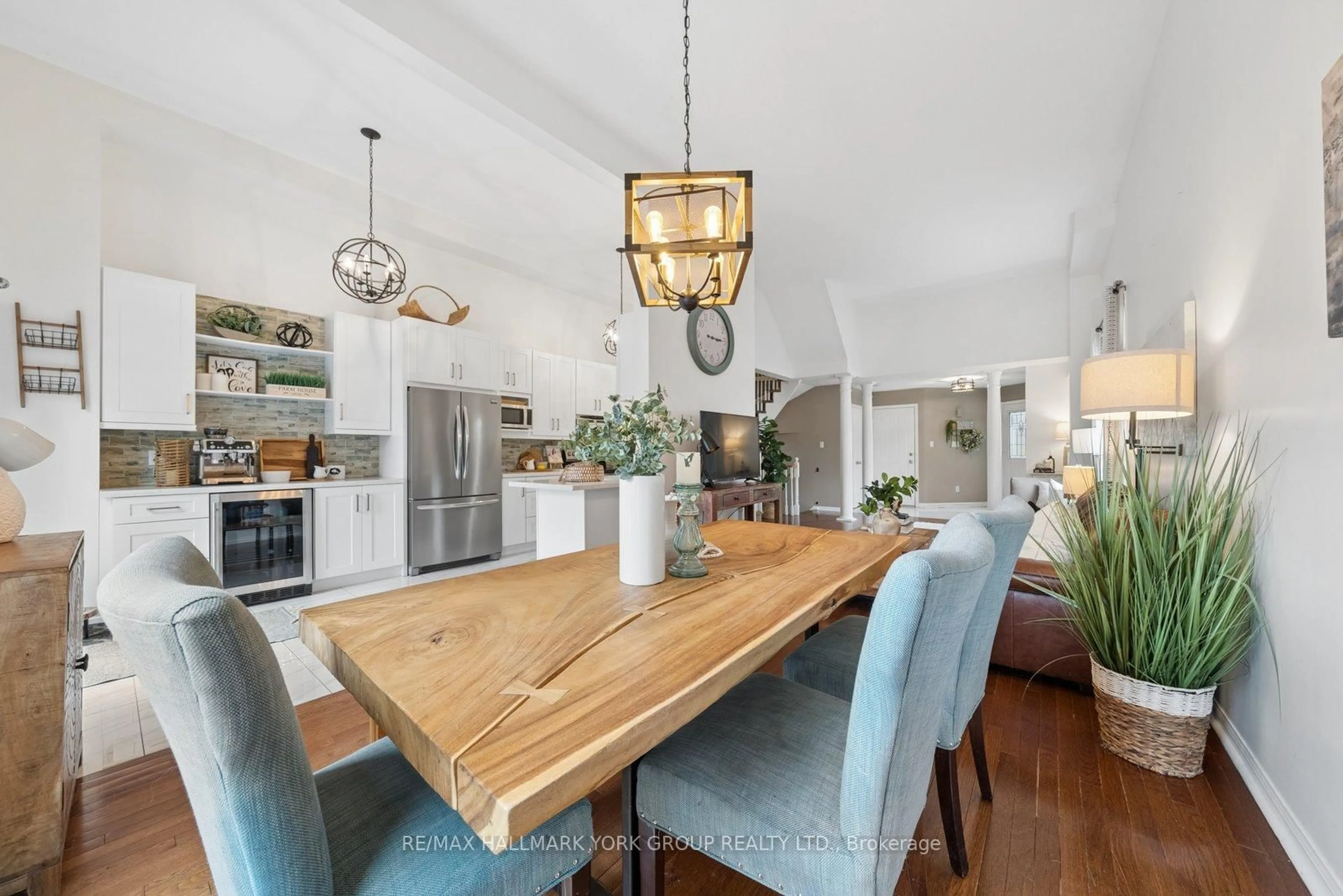 Open concept kitchen, wood/laminate floor for 161 Mainprize Cres, East Gwillimbury Ontario L0G 1M0