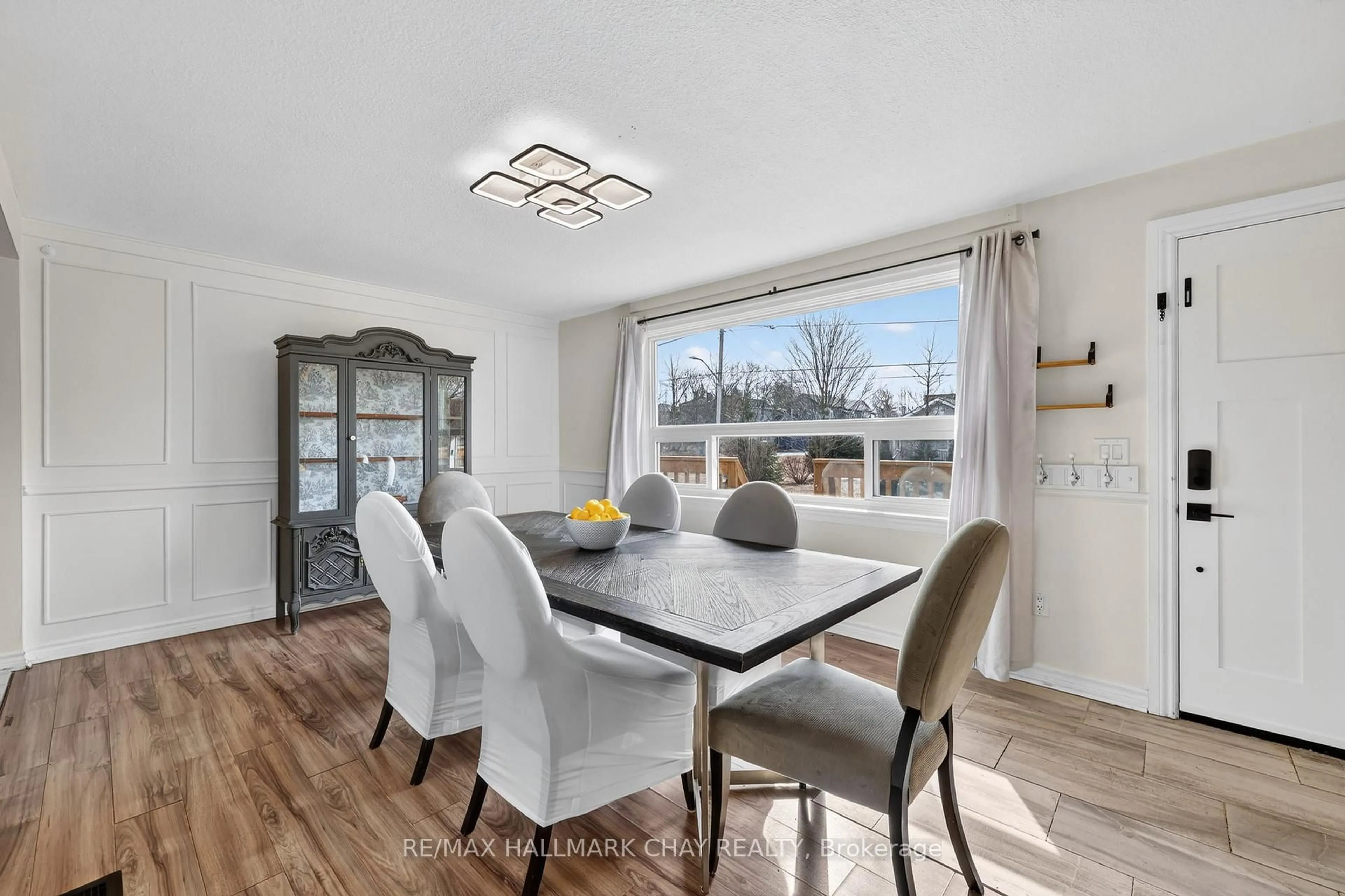 Dining room, wood/laminate floor for 10 Wellington St, Innisfil Ontario L0L 1L0