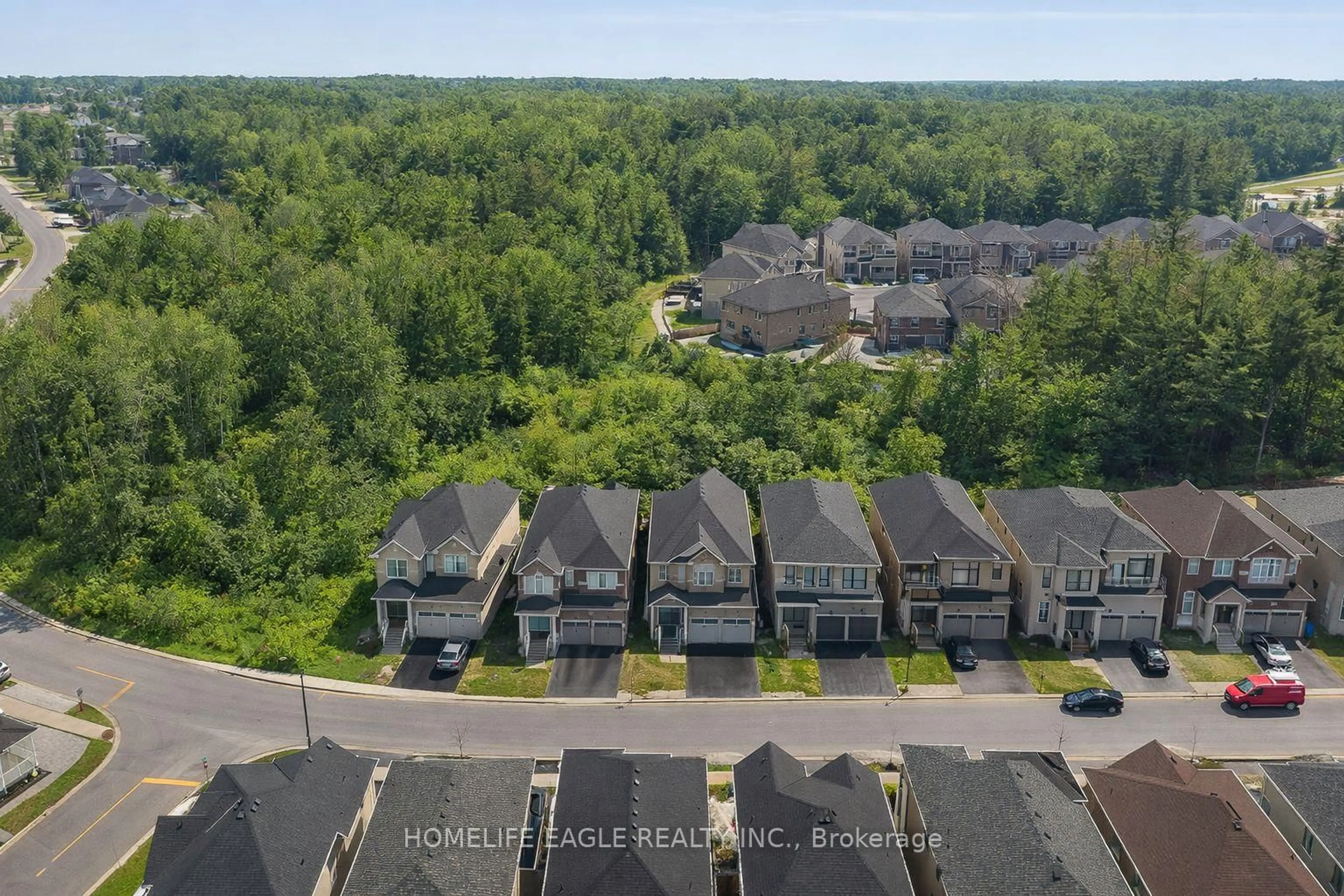 A pic from outside/outdoor area/front of a property/back of a property/a pic from drone, unknown for 71 Woodhaven Ave, Aurora Ontario L4G 3Y2