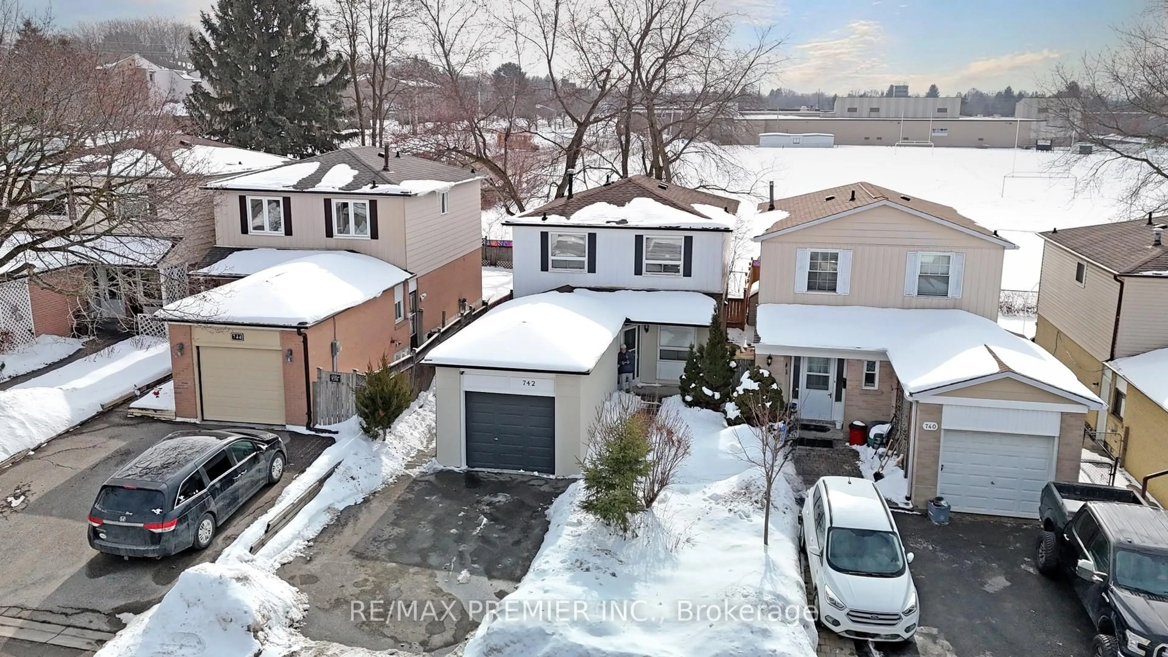 A pic from outside/outdoor area/front of a property/back of a property/a pic from drone, street for 742 Beman Dr, Newmarket Ontario L3Y 4Z2