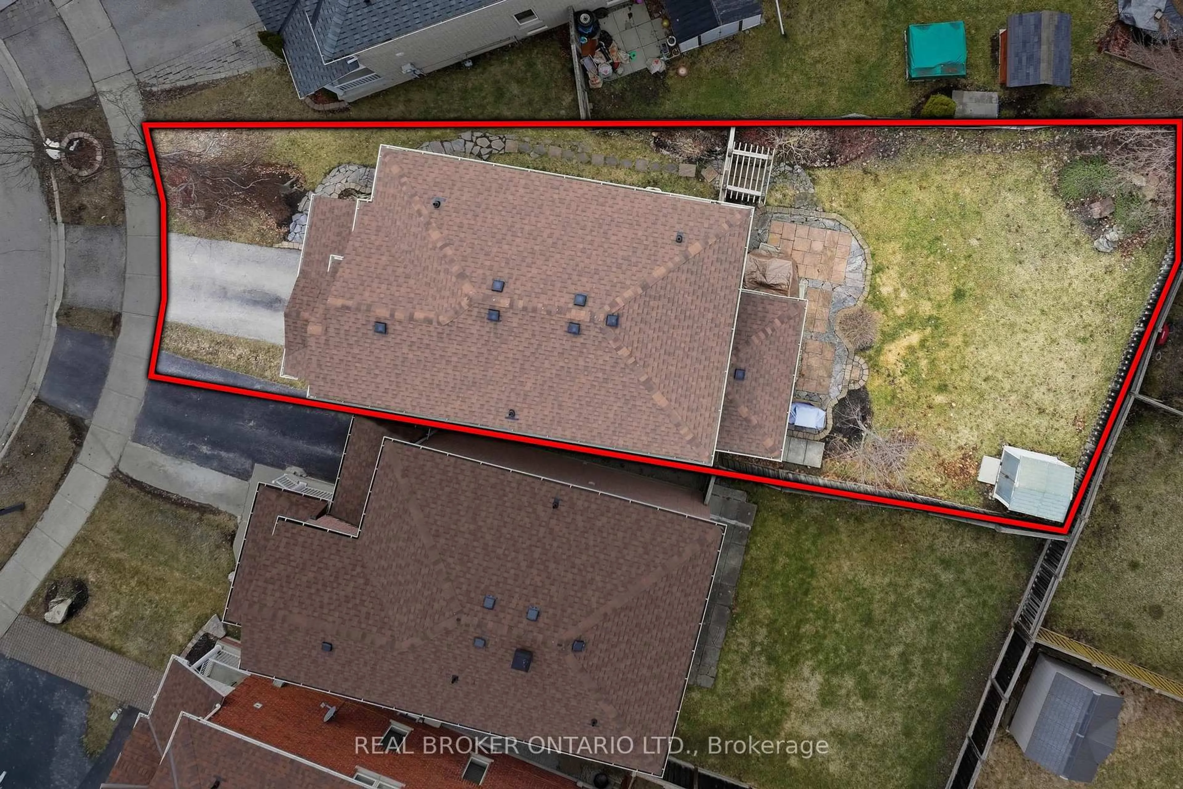 A pic from outside/outdoor area/front of a property/back of a property/a pic from drone, street for 55 Christina Cres, Bradford West Gwillimbury Ontario L3Z 0B1