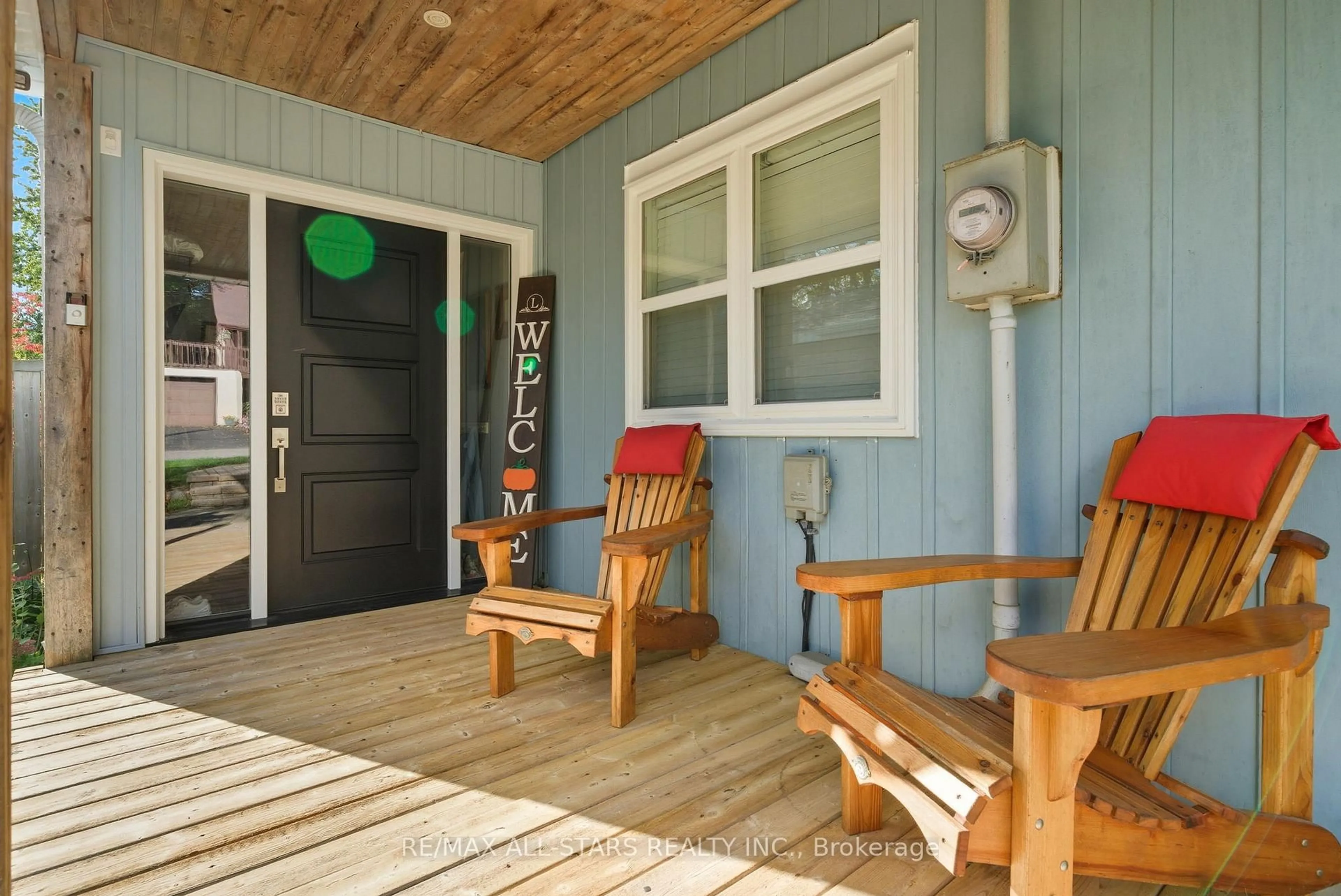 Indoor entryway for 1 Valley Rd, Whitchurch-Stouffville Ontario L4A 2X7