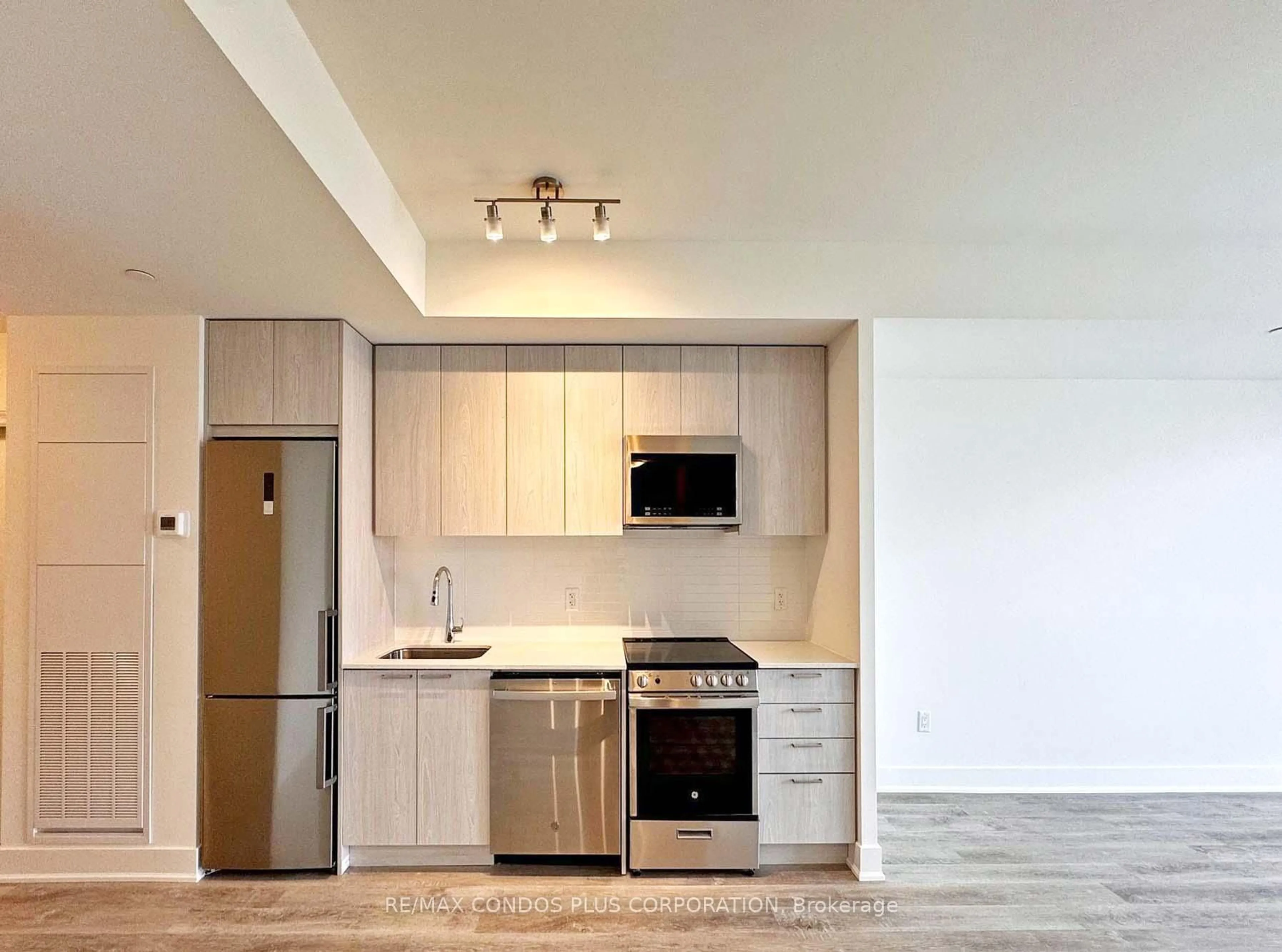 Standard kitchen, unknown for 185 Deerfield Rd #1302, Newmarket Ontario L3Y 0G7