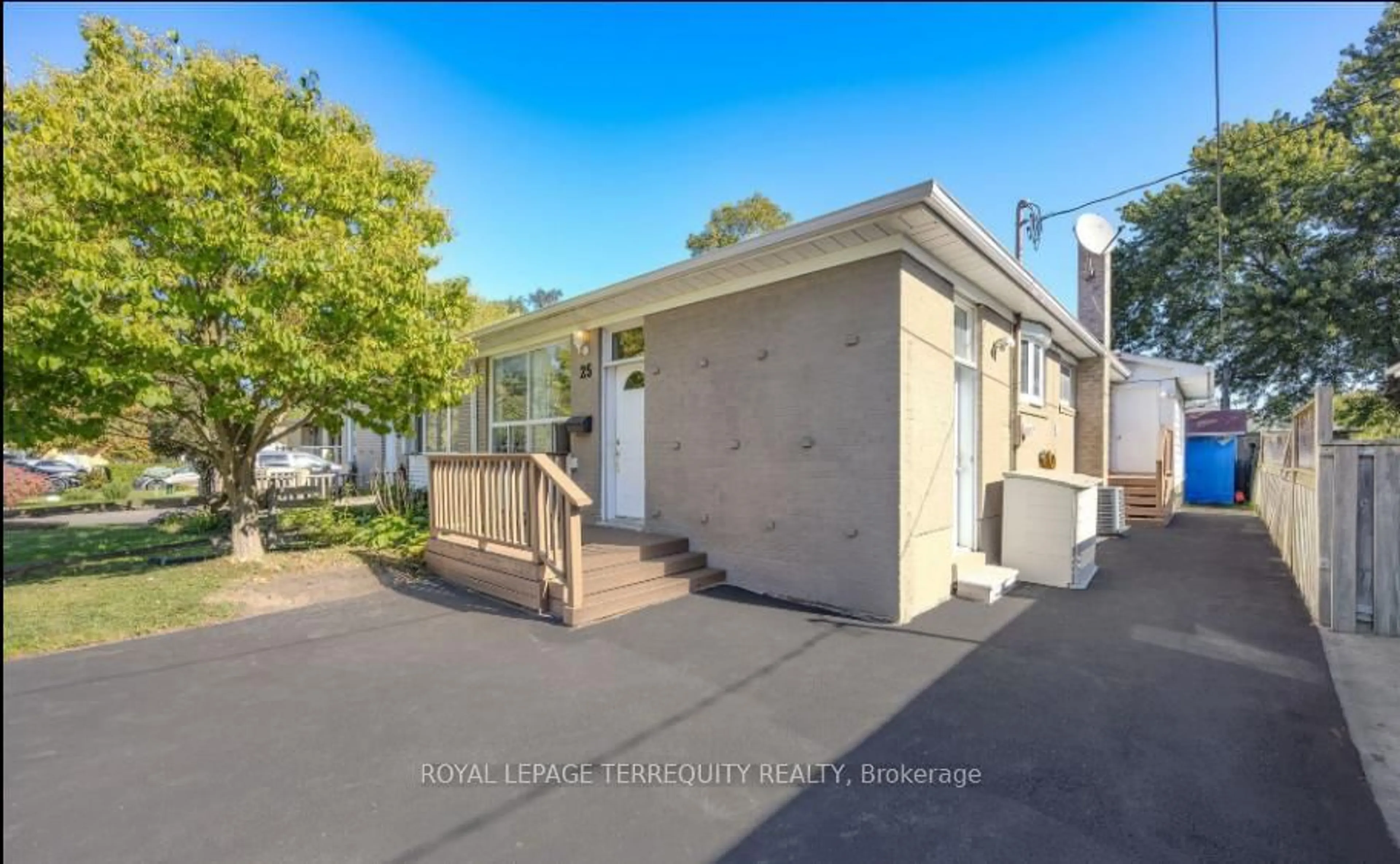 A pic from outside/outdoor area/front of a property/back of a property/a pic from drone, street for 25 Bailey Cres, Aurora Ontario L4G 2B2