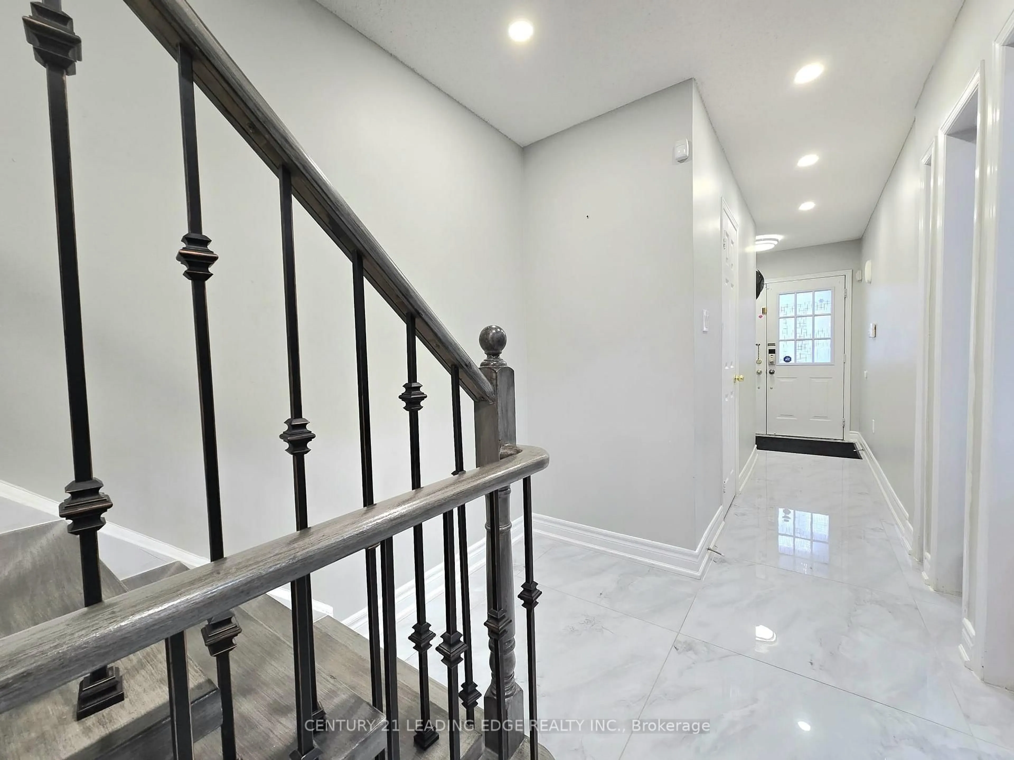 Indoor foyer for 24 Guinevere Rd, Markham Ontario L3S 4S9