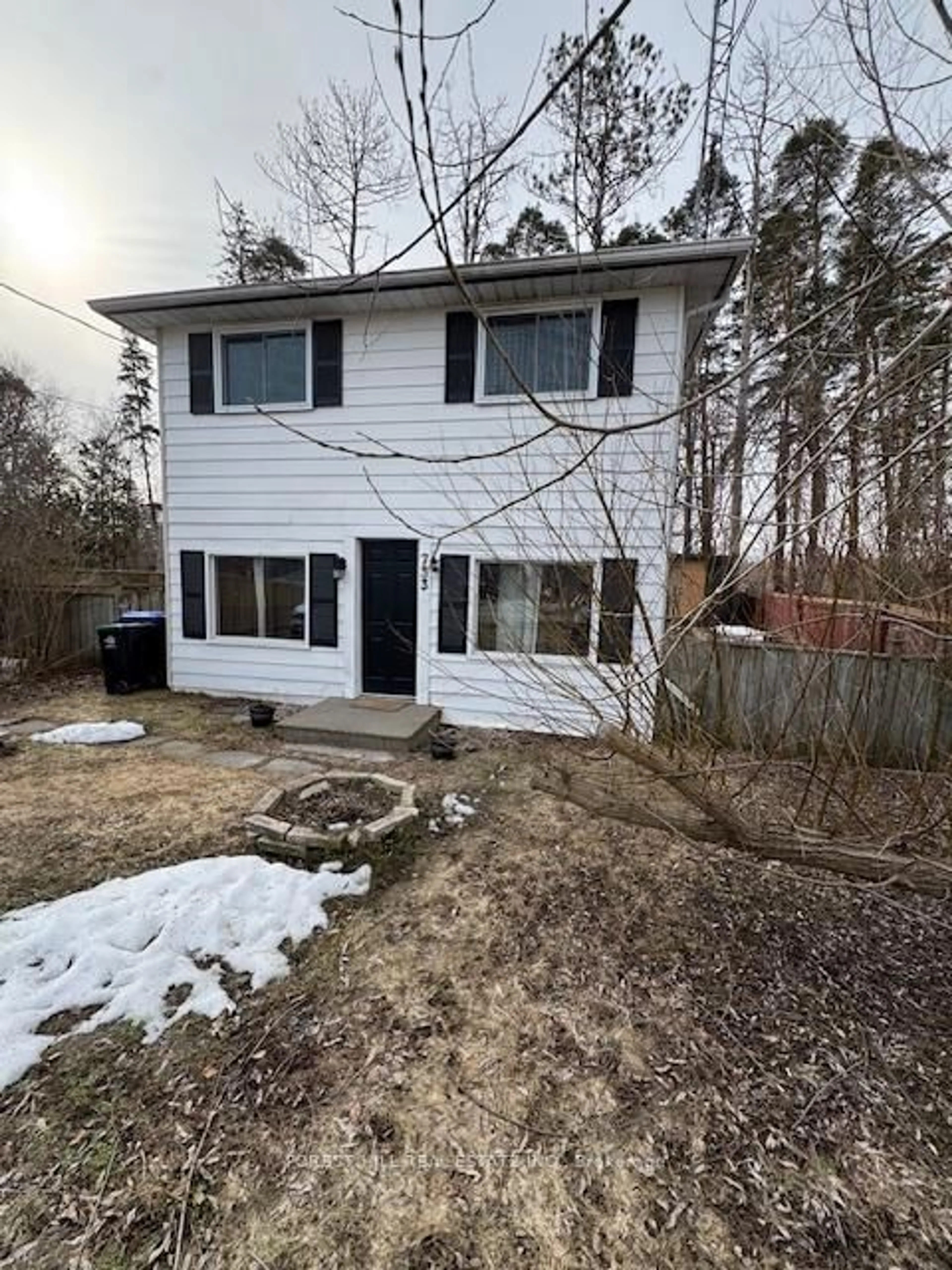 A pic from outside/outdoor area/front of a property/back of a property/a pic from drone, street for 733 Park Rd, Innisfil Ontario L9S 2E1