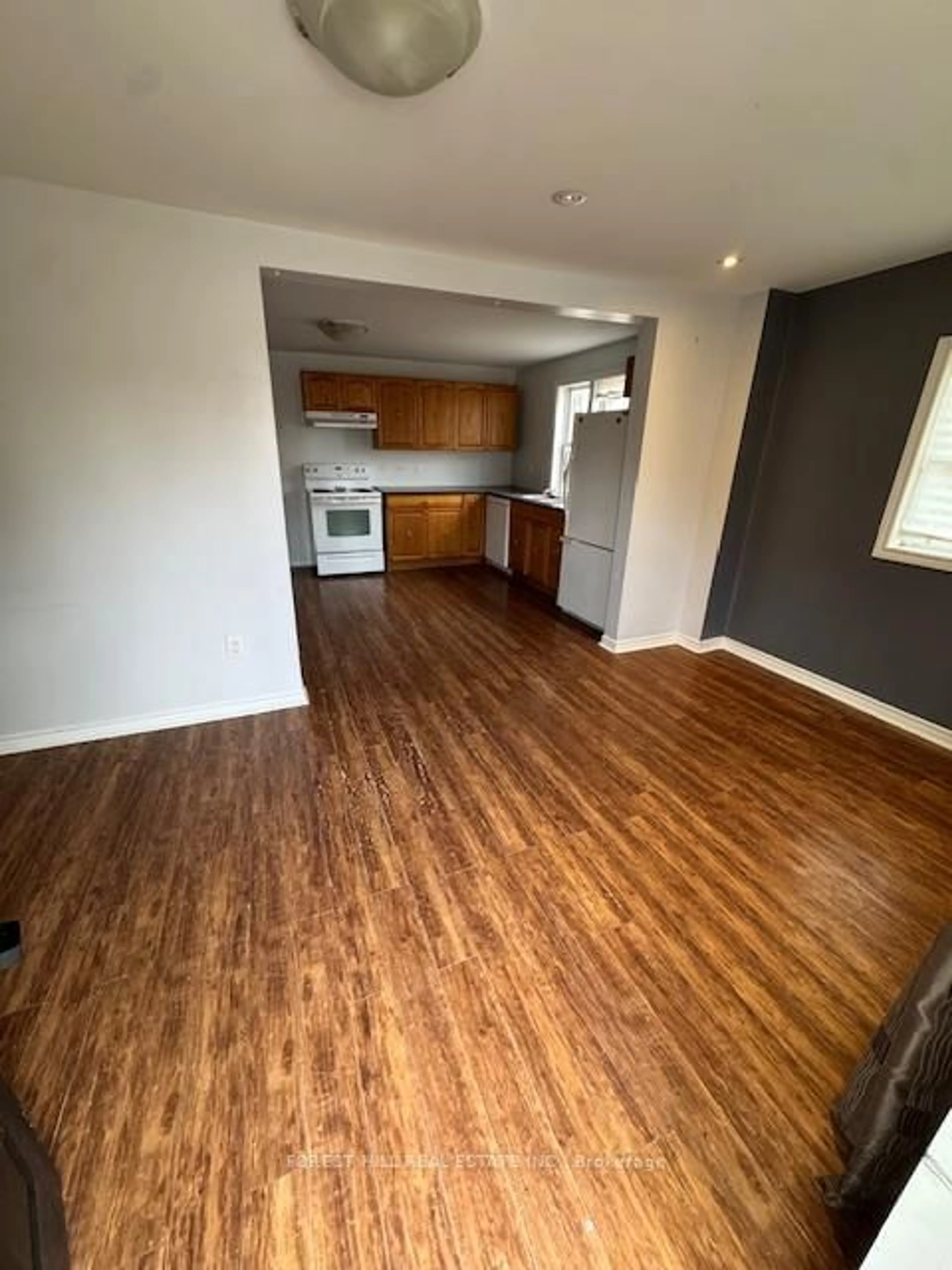 A pic of a room for 733 Park Rd, Innisfil Ontario L9S 2E1