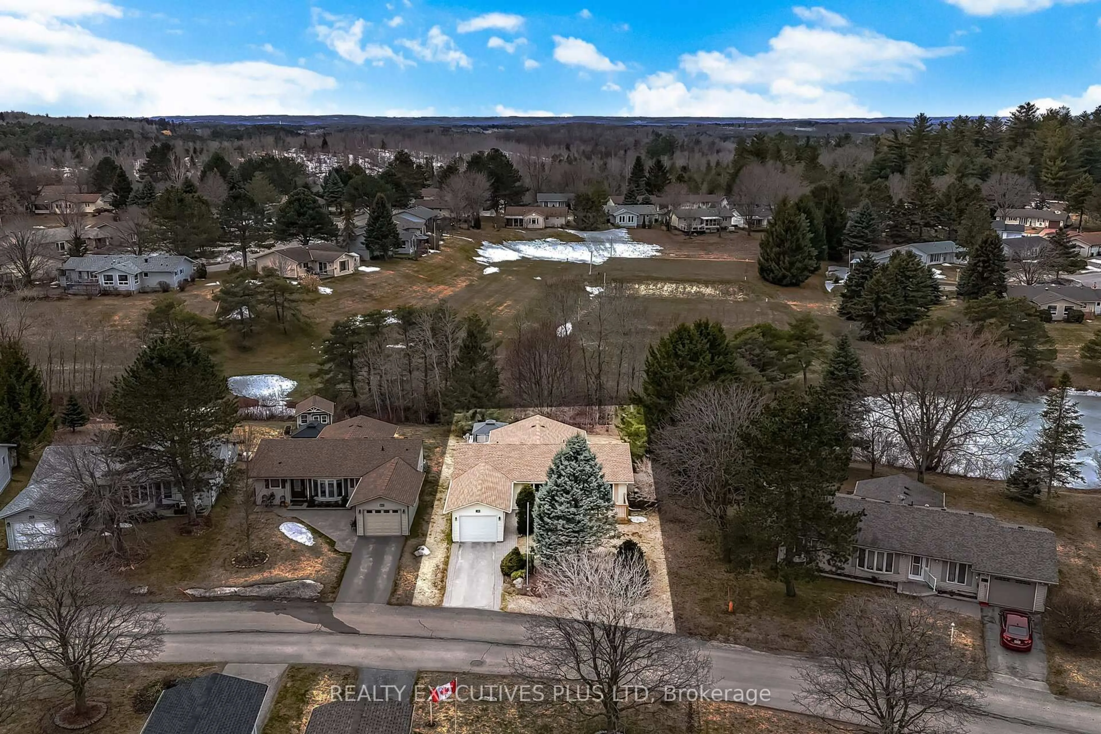 A pic from outside/outdoor area/front of a property/back of a property/a pic from drone, unknown for 42 Tecumseth Pines Dr, New Tecumseth Ontario L0G 1W0