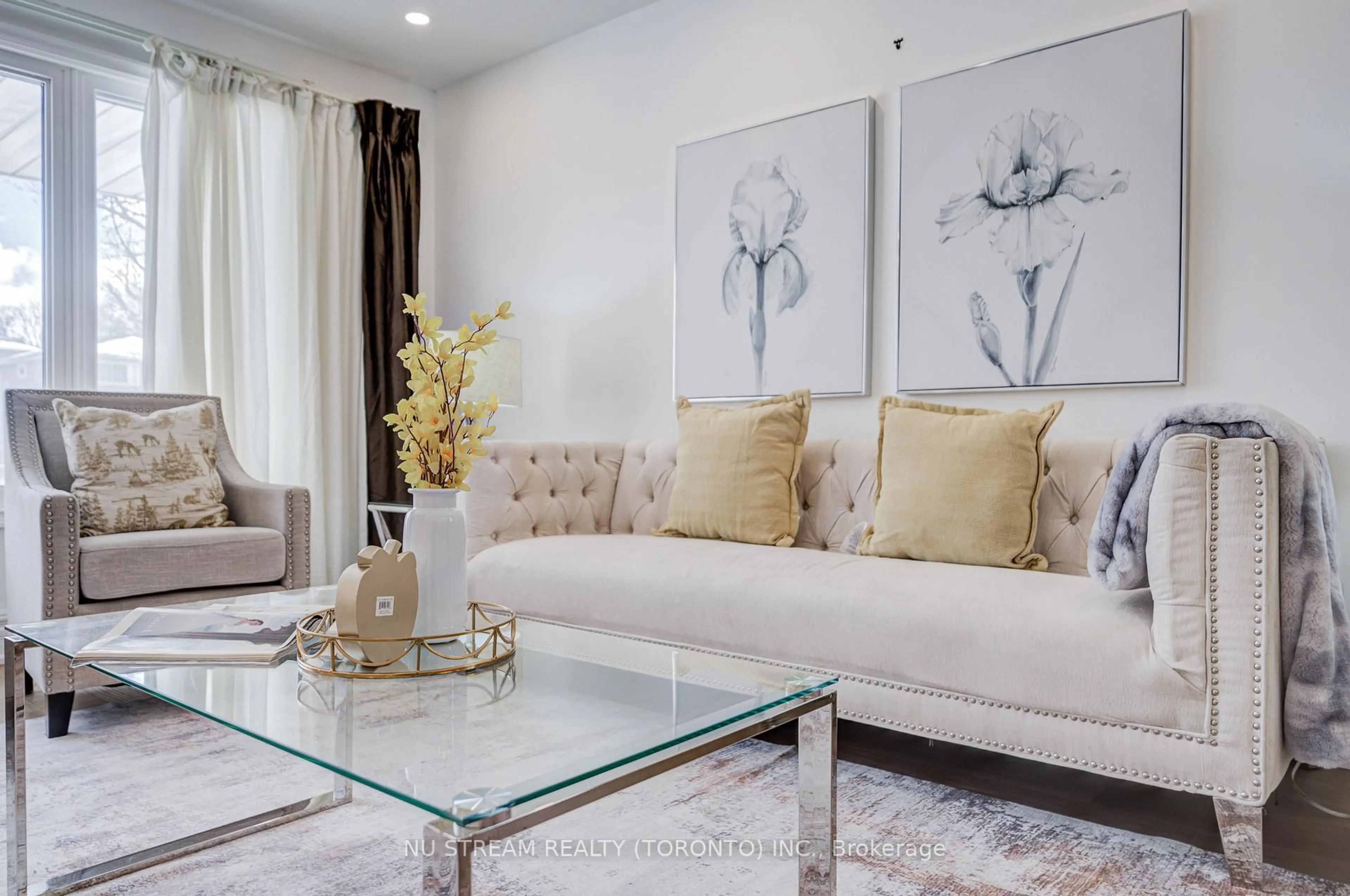 Living room with furniture, unknown for 8 Hemingway Cres, Markham Ontario L3R 2A4