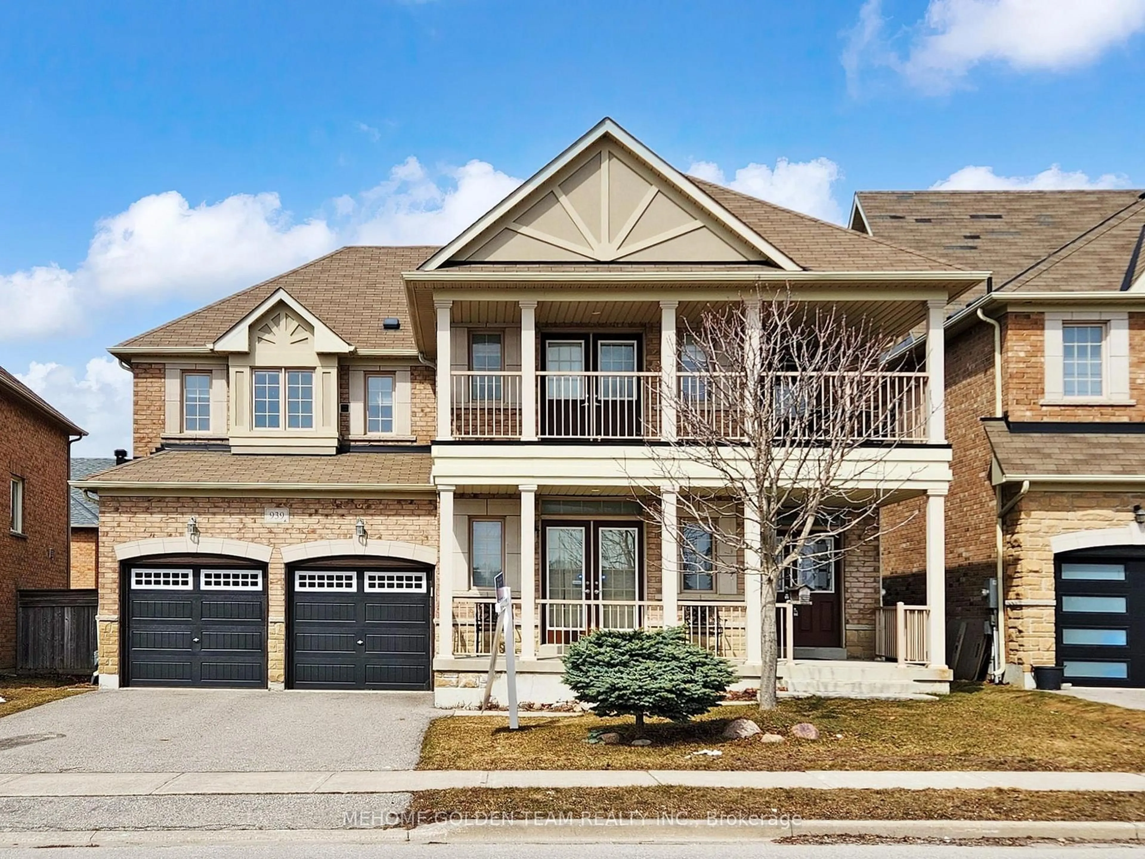 Home with brick exterior material, street for 939 Memorial Circ, Newmarket Ontario L3X 0B5