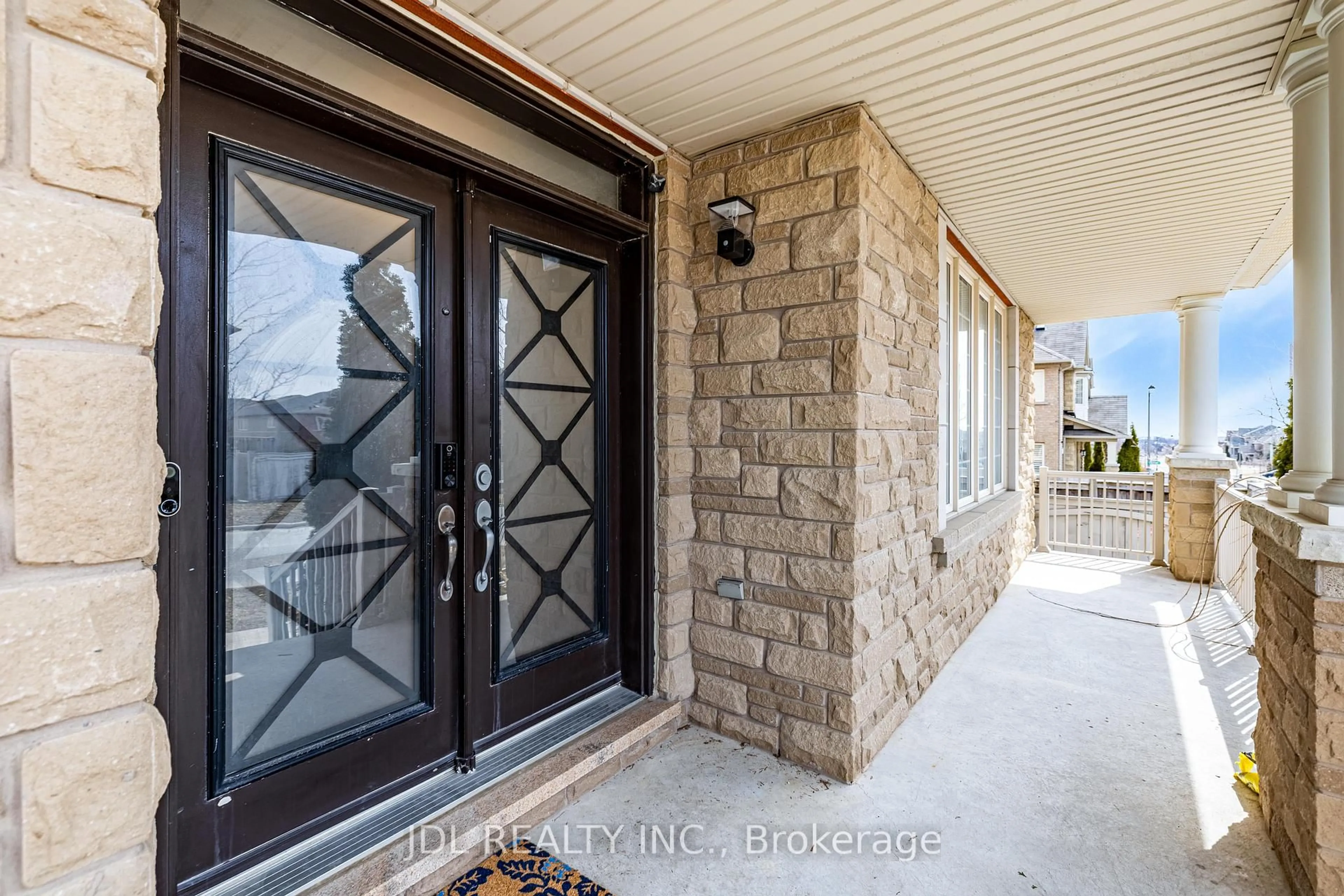 Indoor entryway for 3 Mansard Dr, Richmond Hill Ontario L4E 0L8