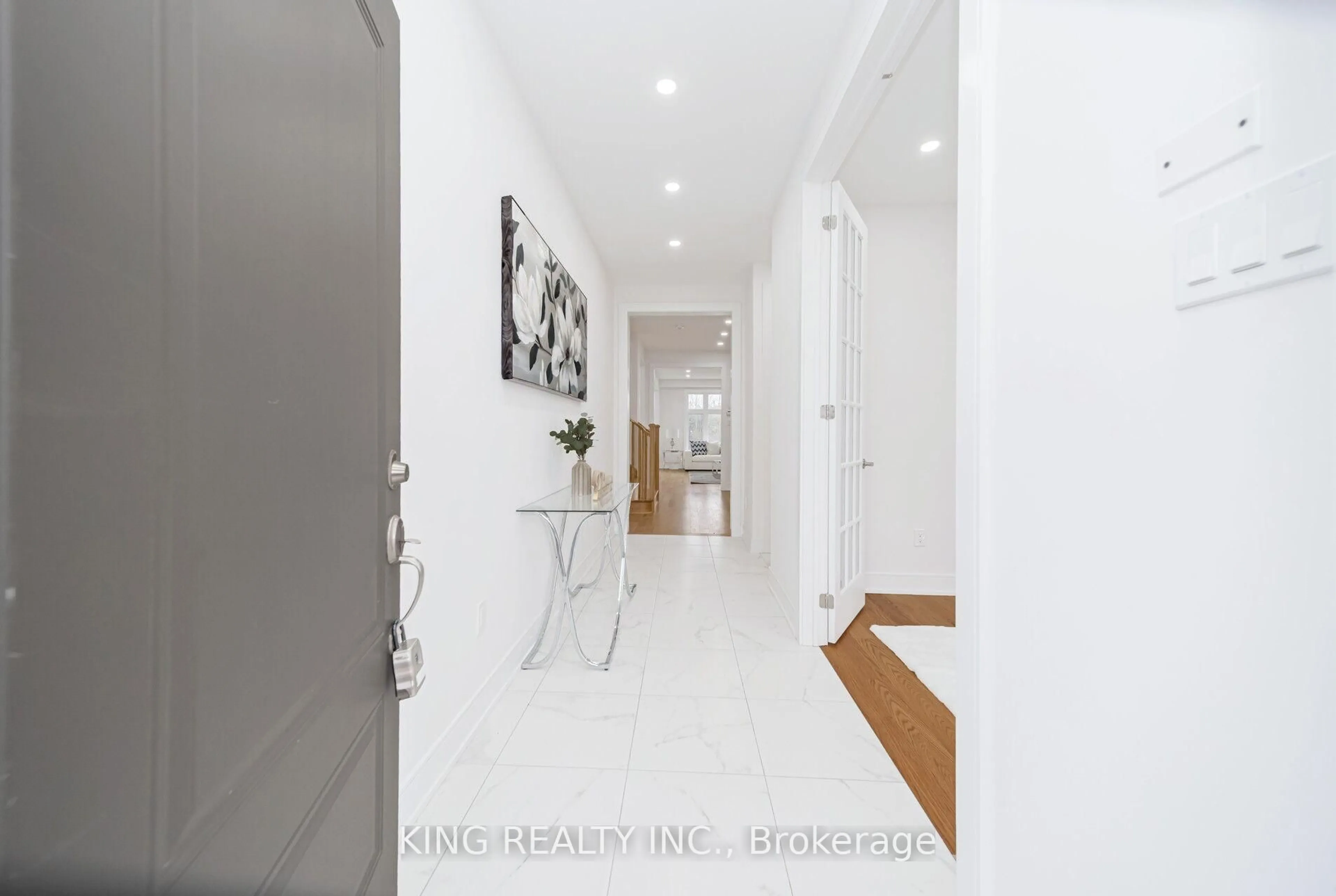 Indoor entryway for 79 BIG CANOE Dr, Georgina Ontario L0E 1R0