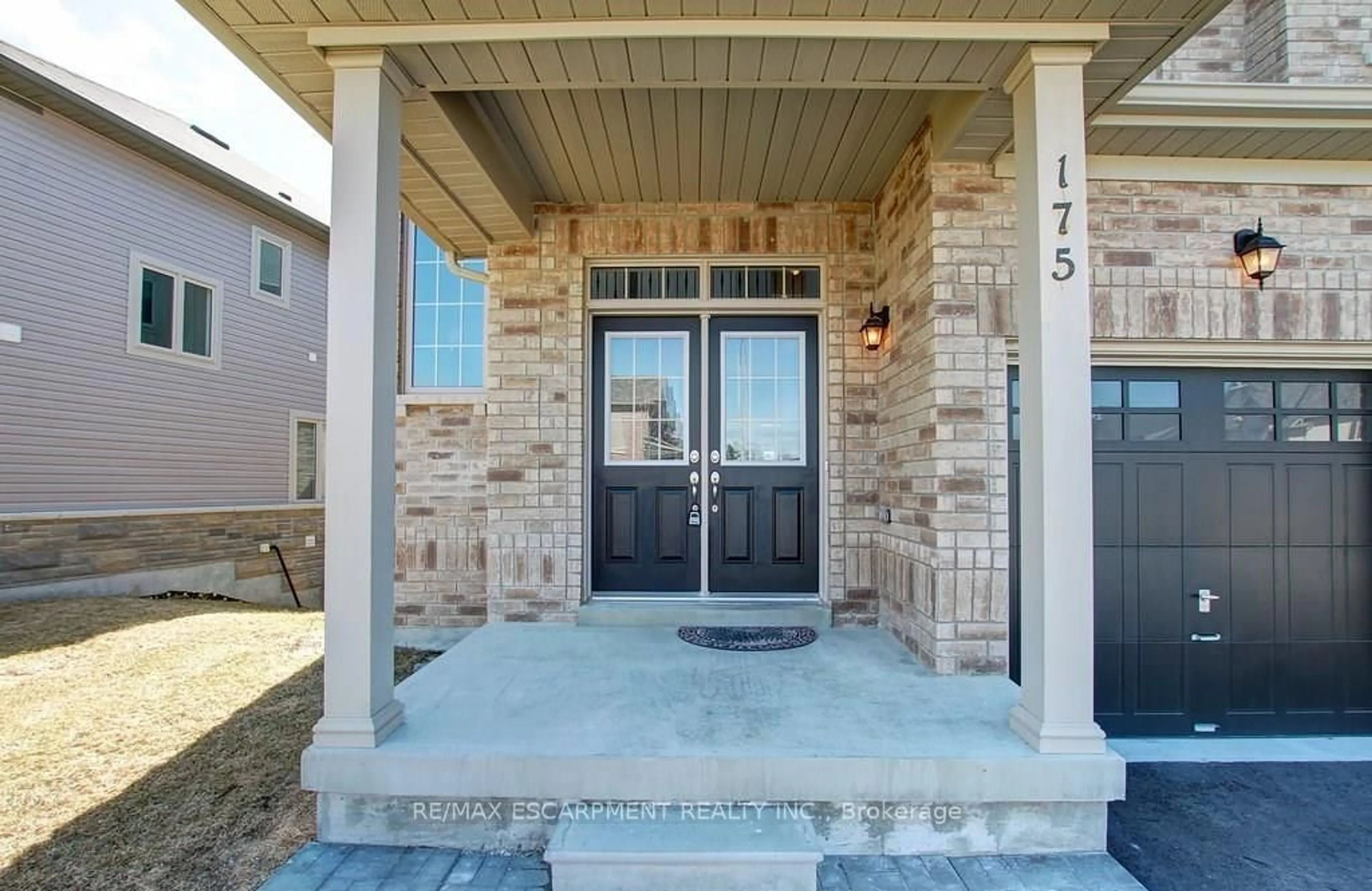 Indoor entryway for 175 GOLD PARK Gate, Essa Ontario L3W 0B4