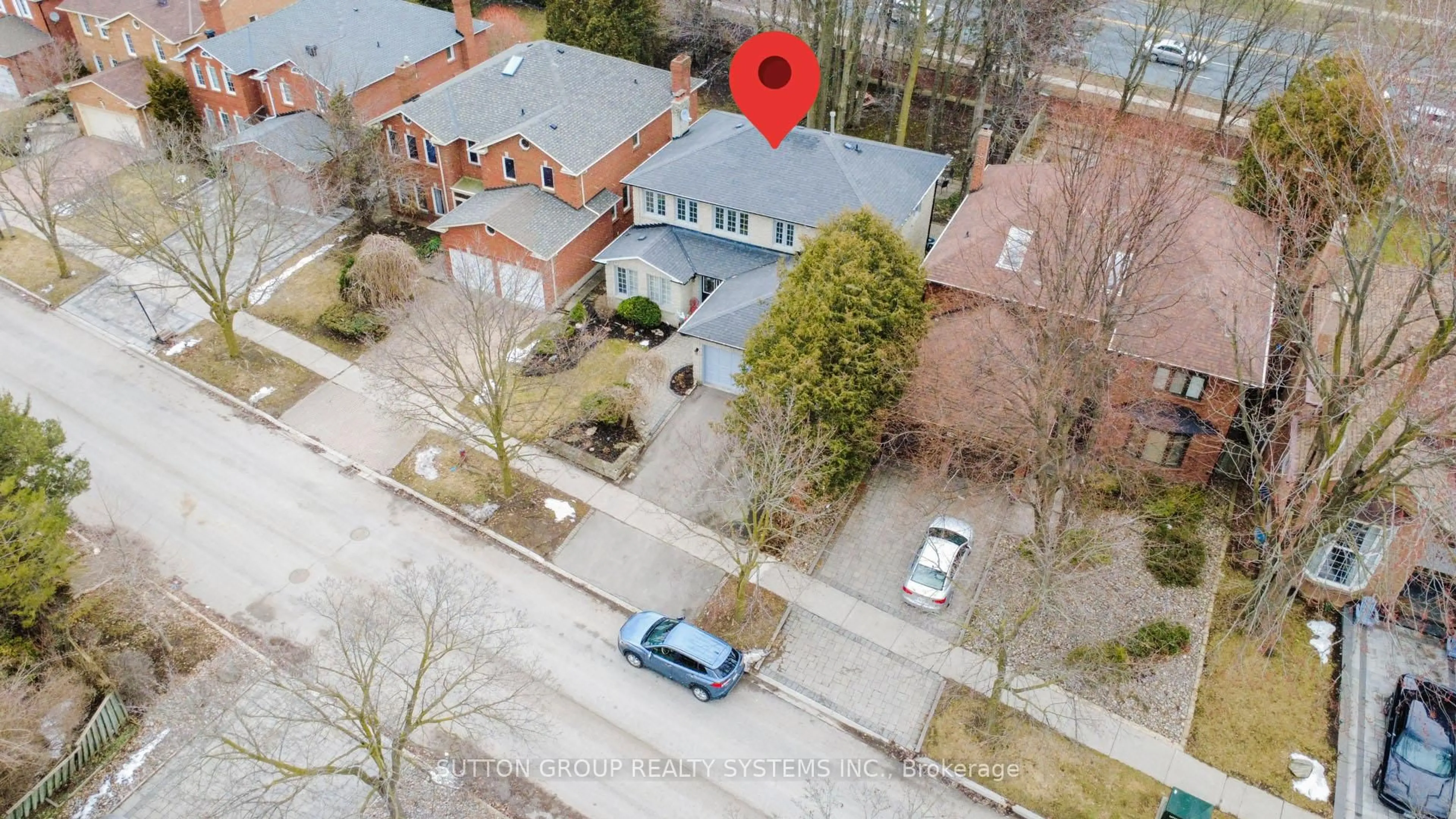 A pic from outside/outdoor area/front of a property/back of a property/a pic from drone, street for 61 Somerset Cres, Richmond Hill Ontario L4C 8N8