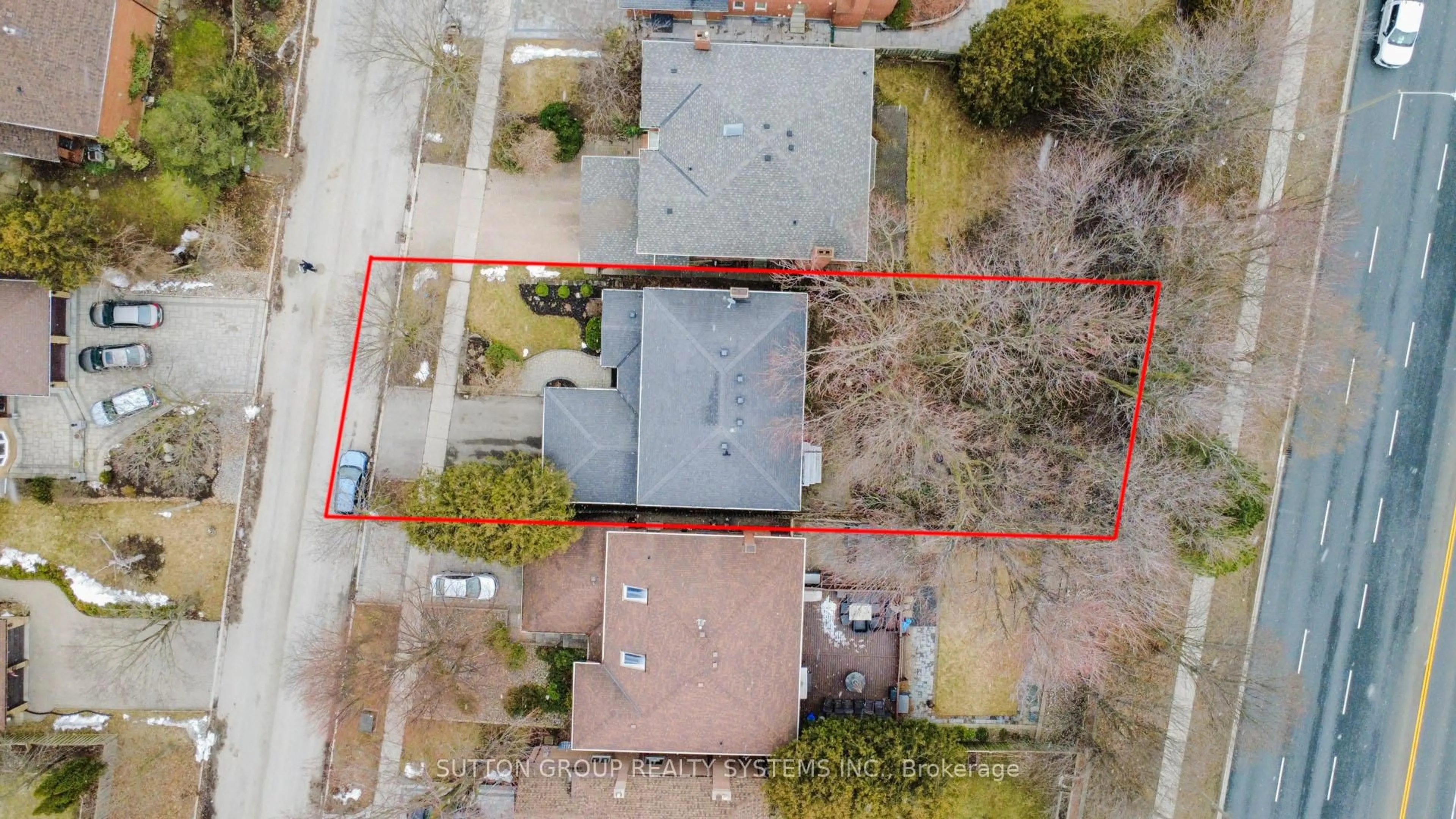 A pic from outside/outdoor area/front of a property/back of a property/a pic from drone, street for 61 Somerset Cres, Richmond Hill Ontario L4C 8N8