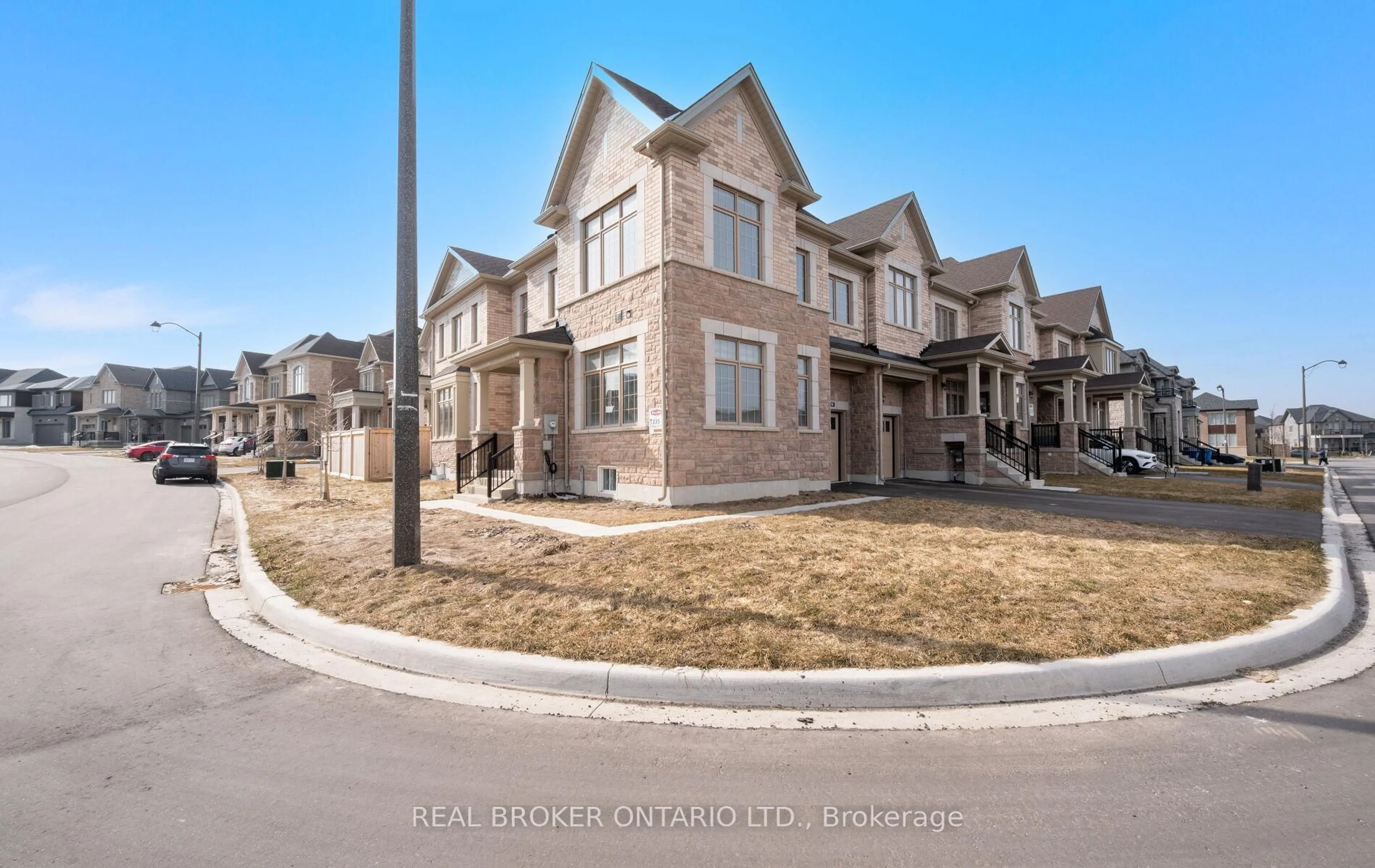 A pic from outside/outdoor area/front of a property/back of a property/a pic from drone, street for 15 BOWLINE VISTA, East Gwillimbury Ontario L9N 0V9
